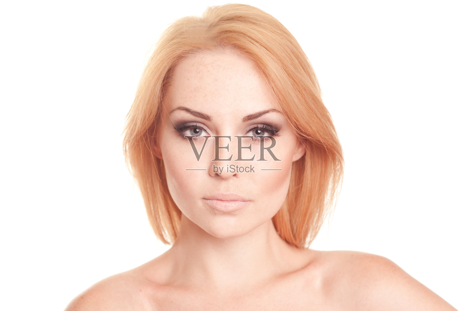 金发年轻女孩在白色上方摆姿势照片摄影图片