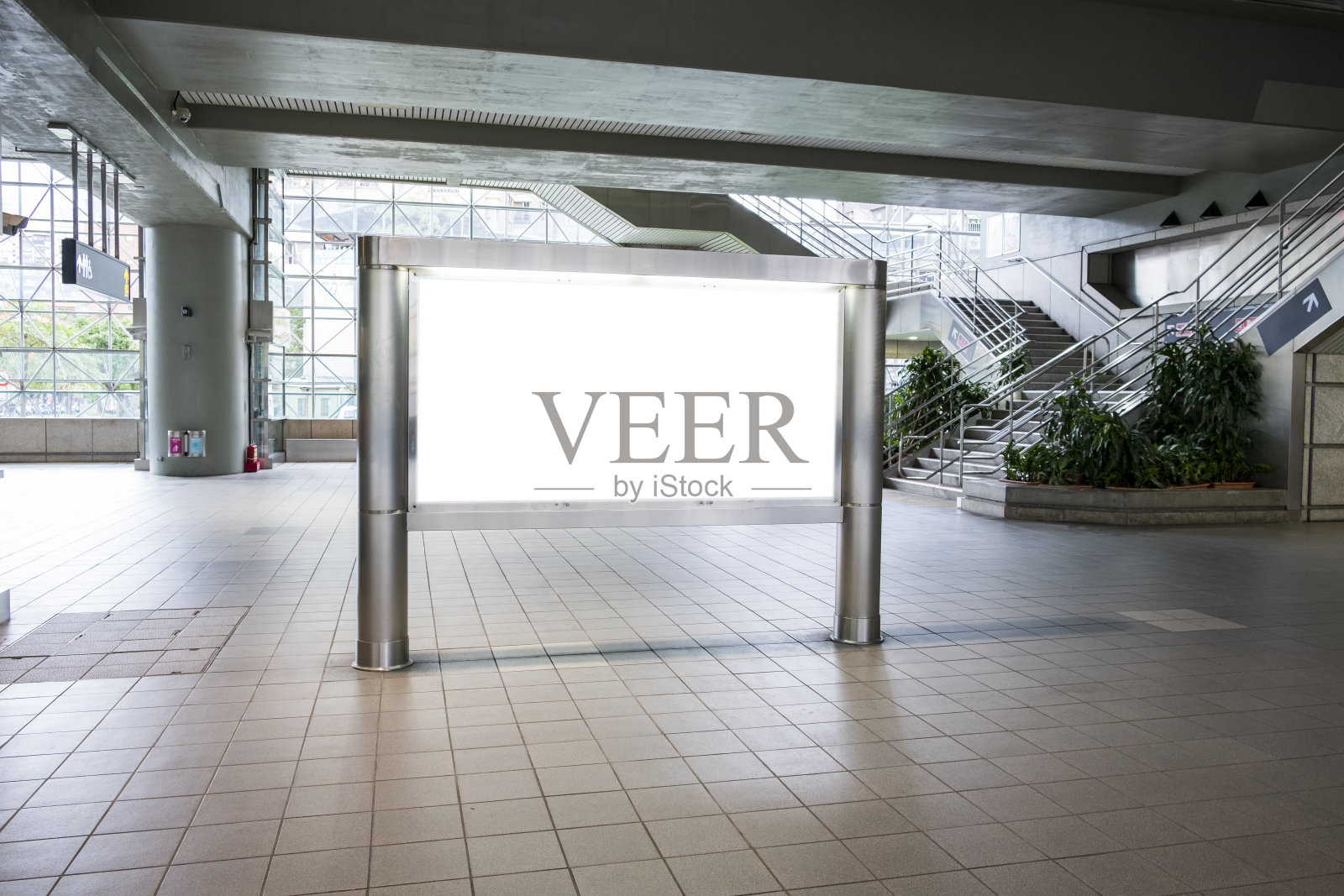 城市建筑的空白广告牌,在地铁站拍摄的照片摄影图片