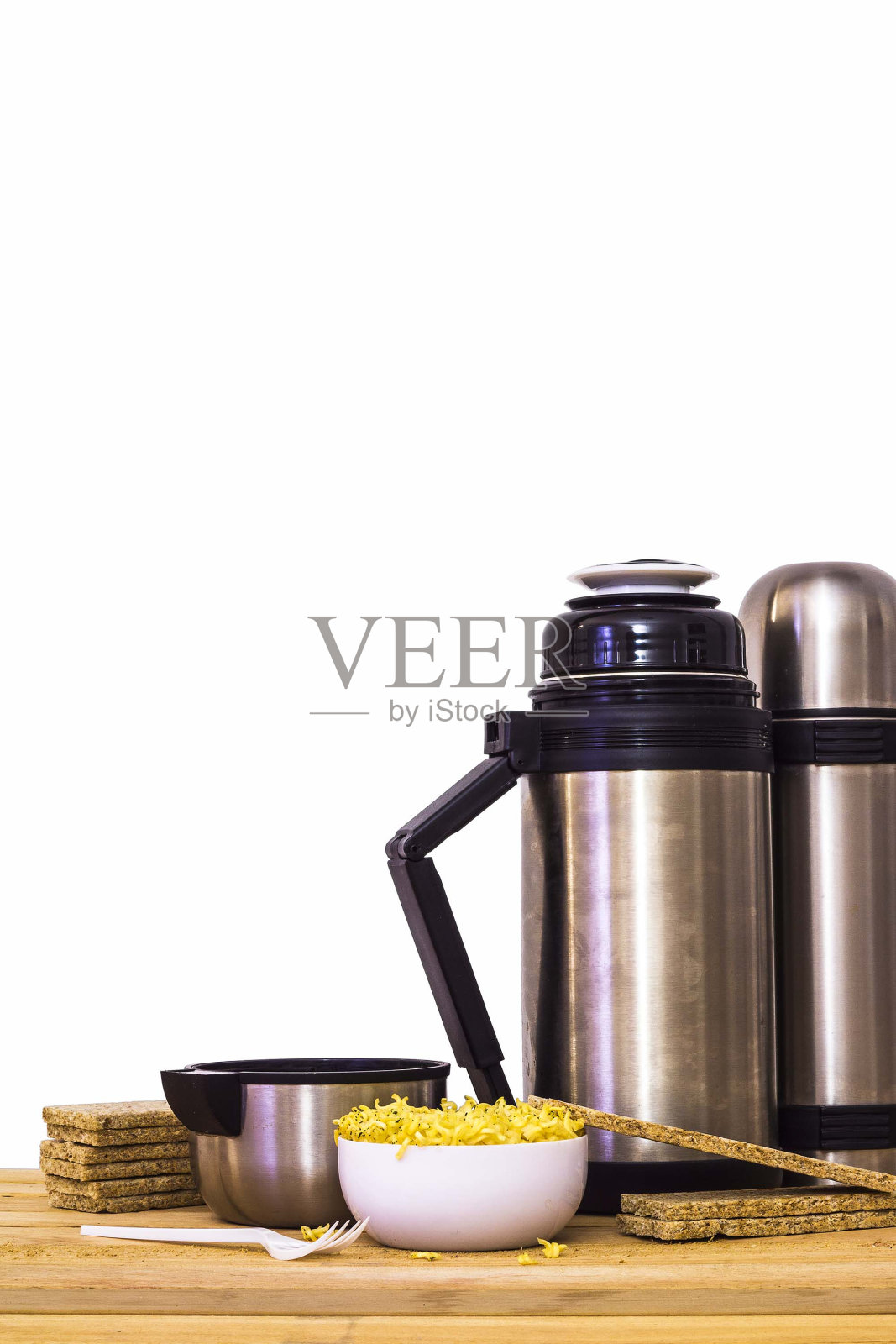 木桌上放着热水瓶和方便面照片摄影图片