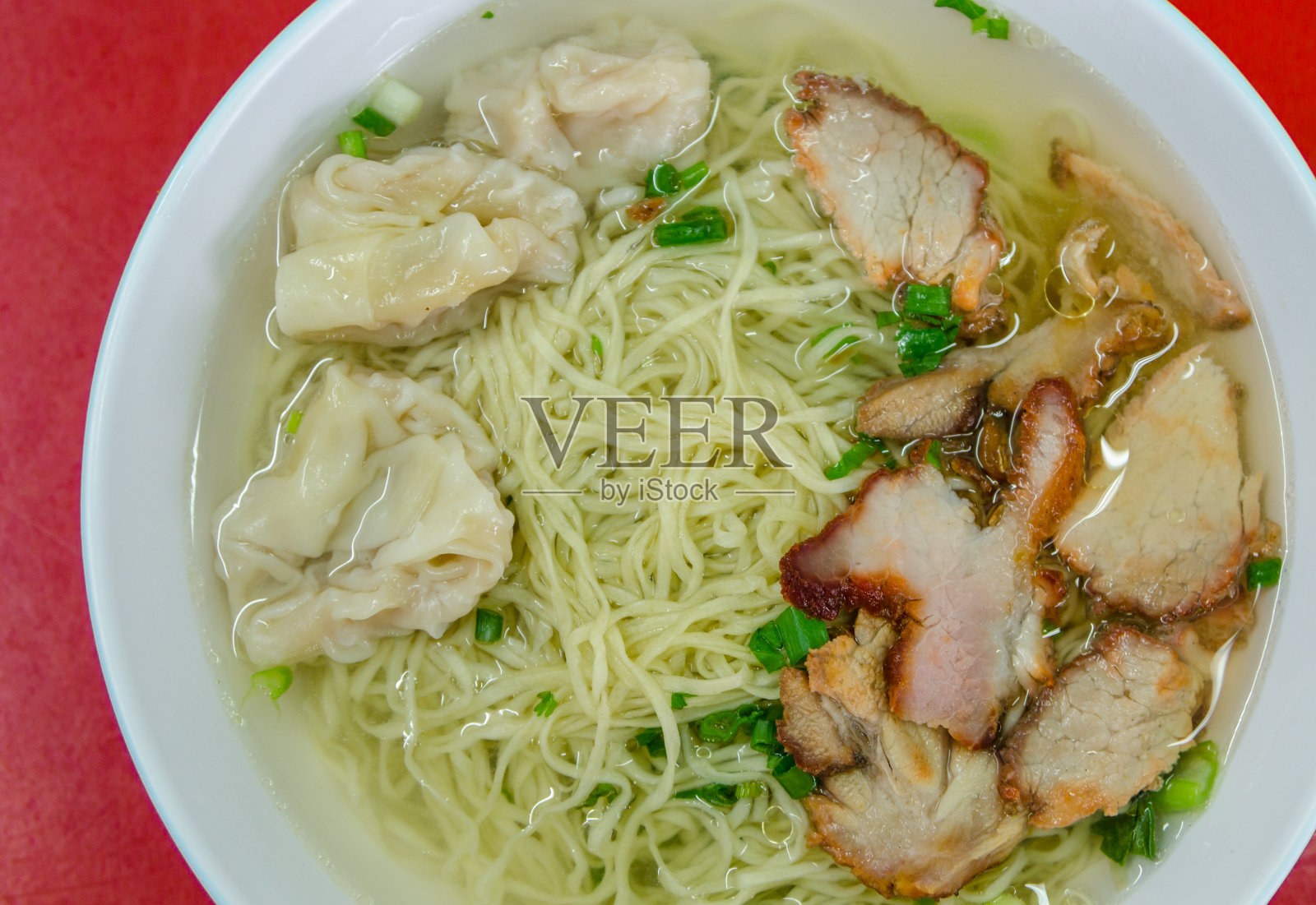 叉烧面条和饺子照片摄影图片