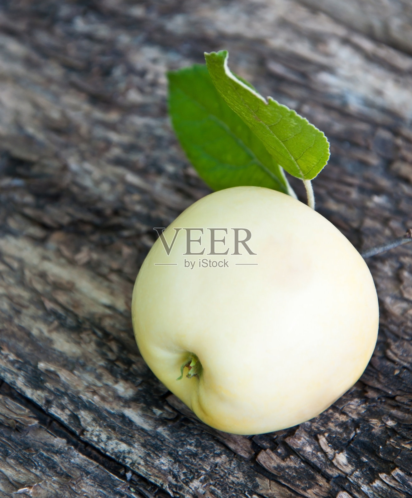 木头背景上的苹果照片摄影图片