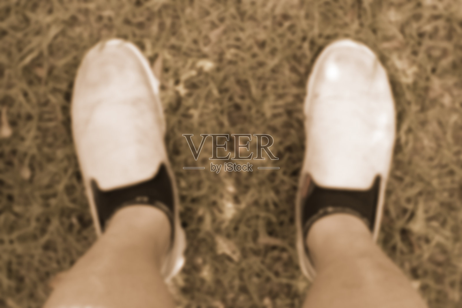 模糊抽象背景的鞋子自拍照片摄影图片