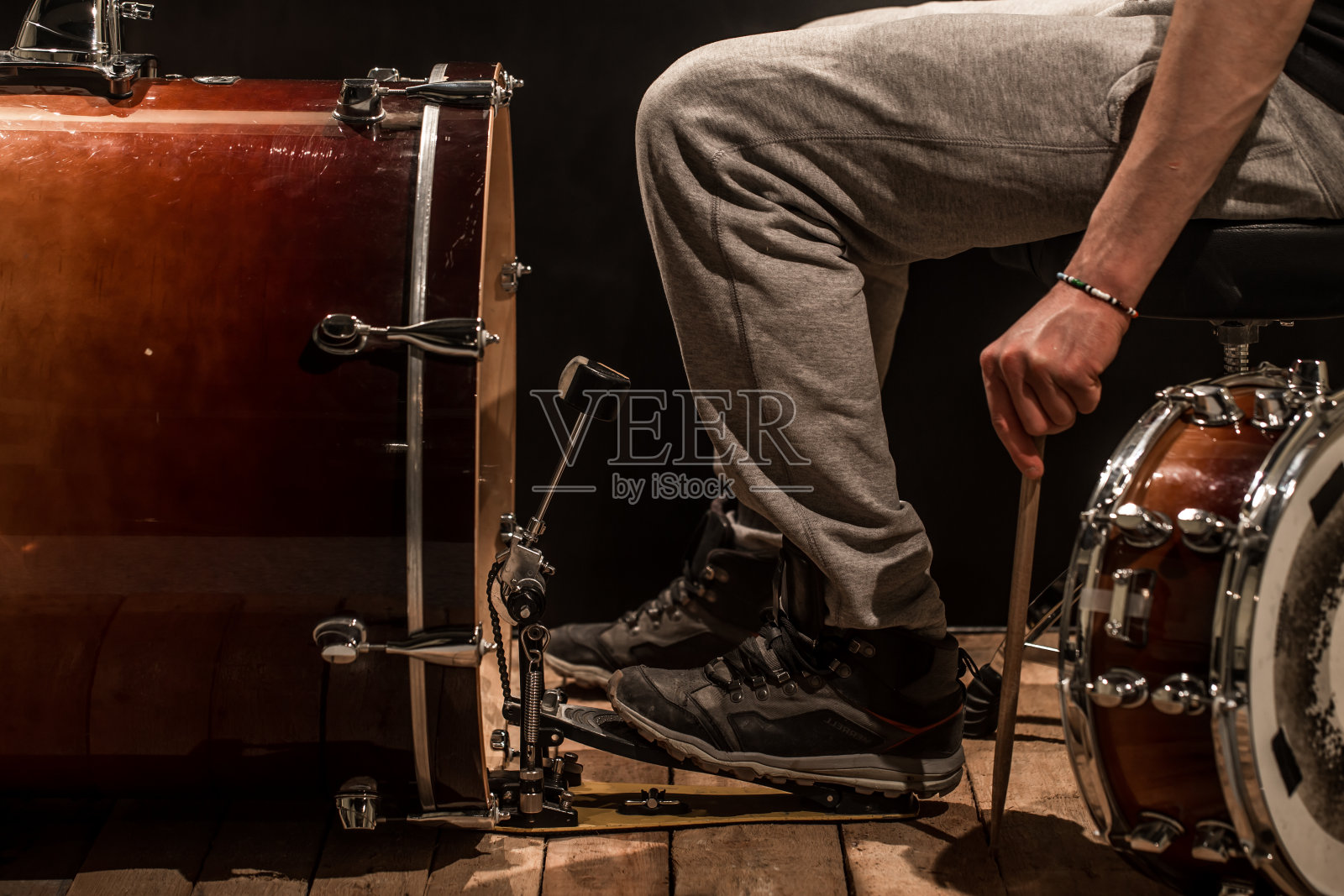 人调整打击乐器,创造音乐理念照片摄影图片