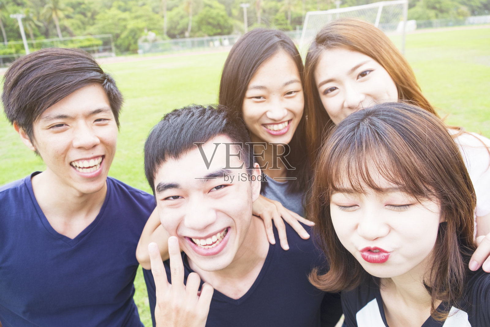 一群快乐的朋友在自拍照片摄影图片