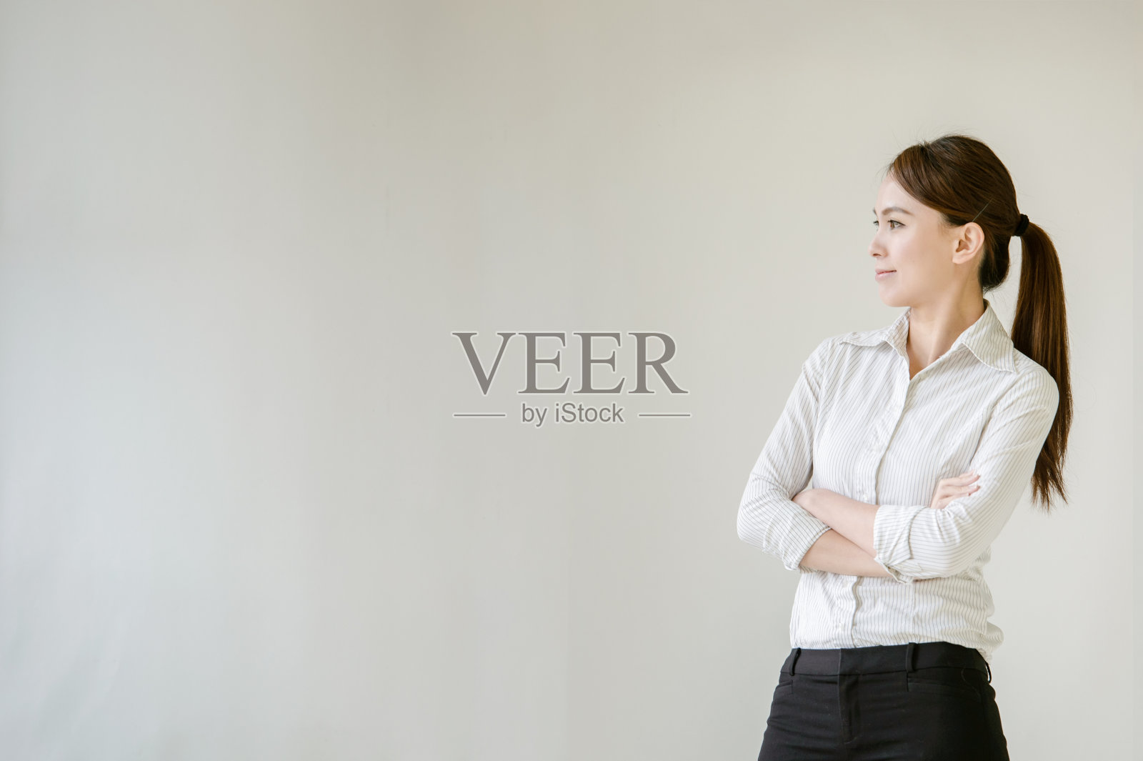 亚洲女商人的肖像孤立在白色的背景照片摄影图片