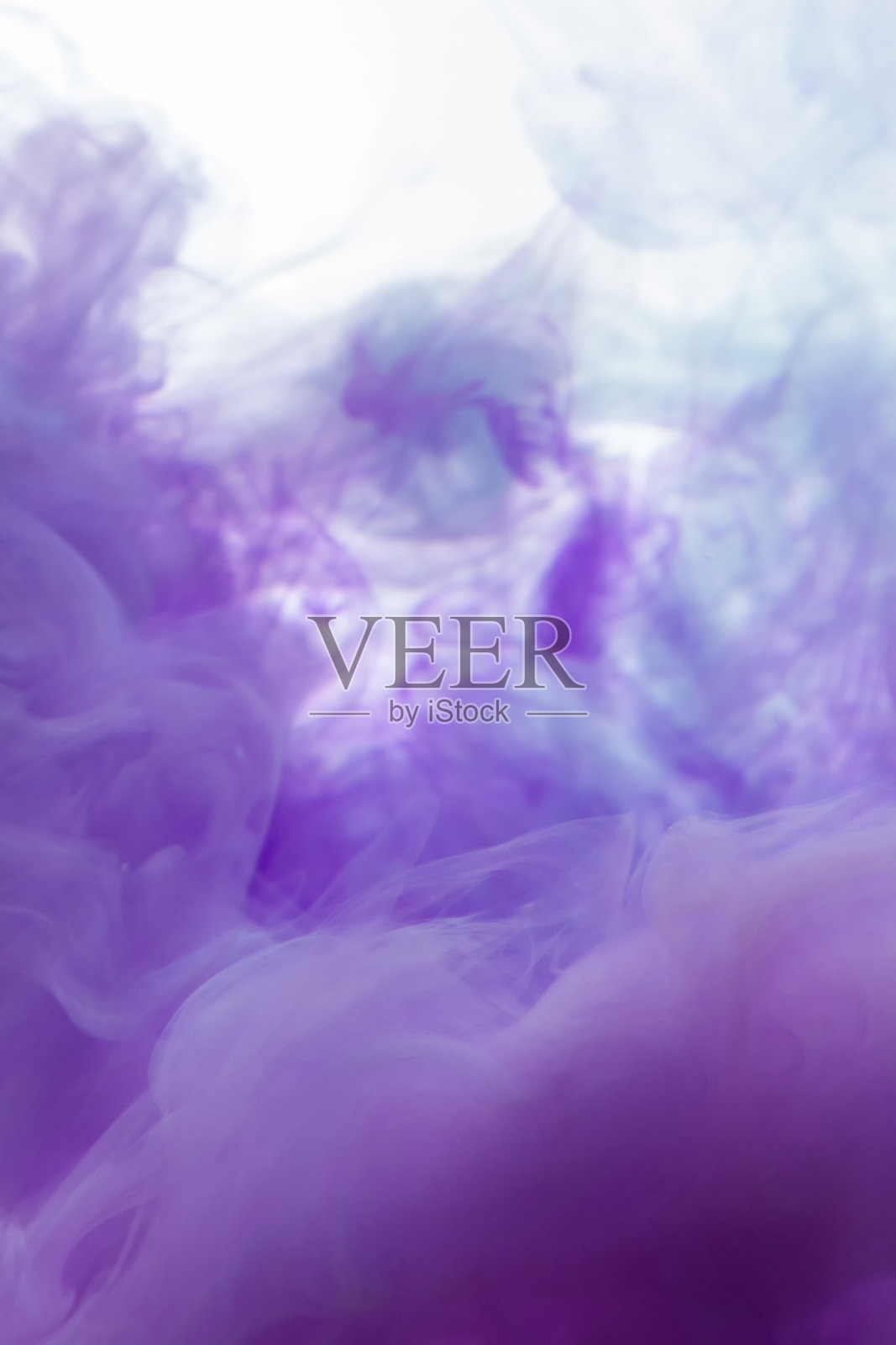 颜色进入液体,在运动中拍照。墨水在水中旋转。云丝墨在水孤立在白色的背景。色彩斑斓的水墨在水中,抽象的旗帜。照片摄影图片