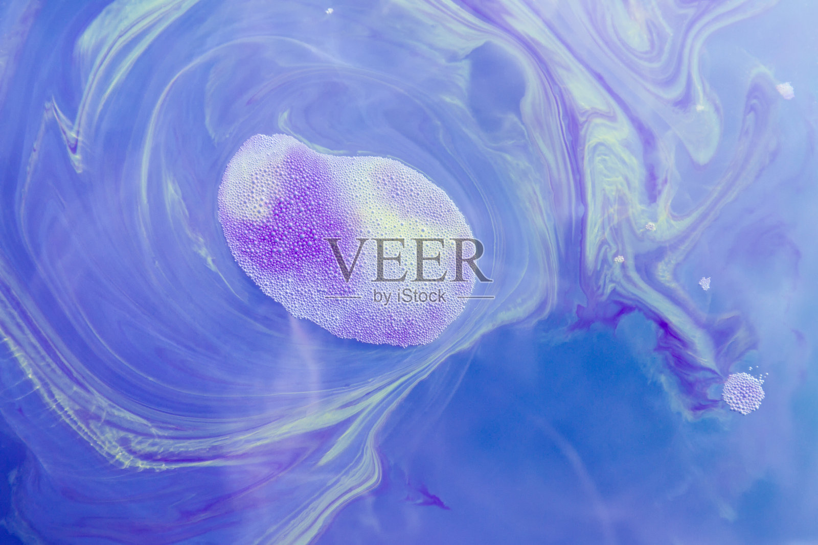 颜色进入液体,在运动中拍照。墨水在水中旋转。云丝墨在水孤立在白色的背景。色彩斑斓的水墨在水中,抽象的旗帜。照片摄影图片