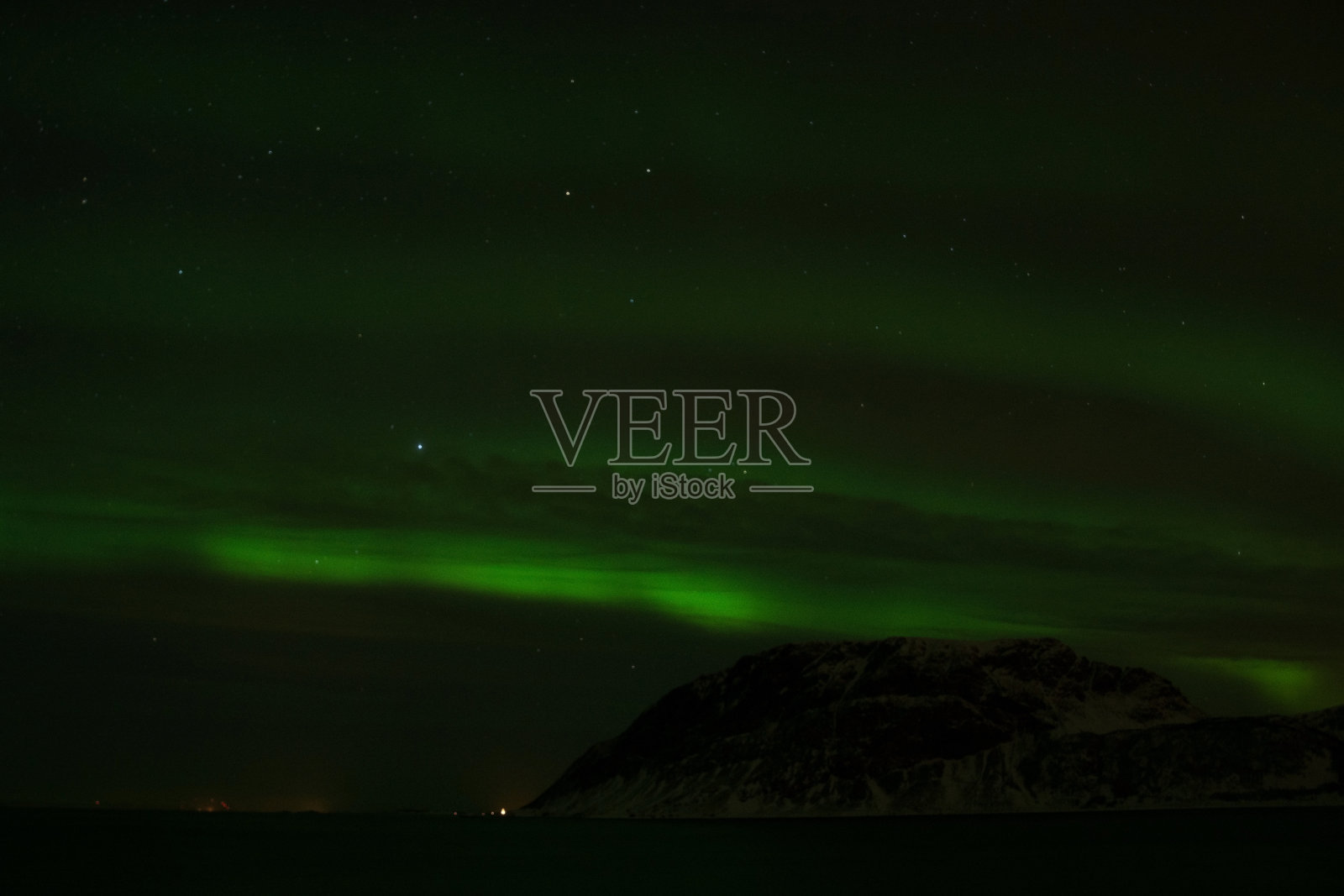 挪威哈尔斯塔德附近布莱姆尼斯的北极光照片摄影图片