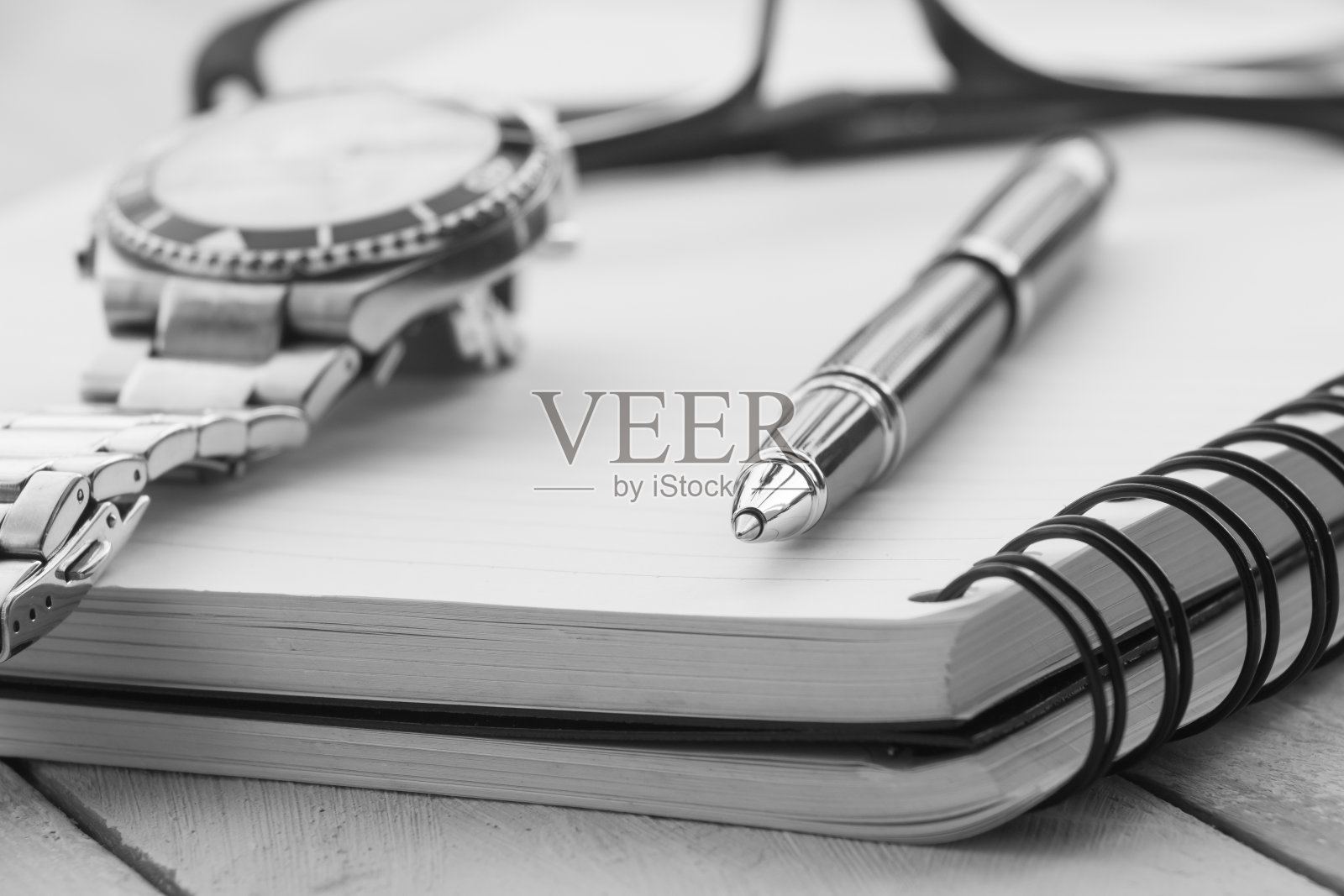 打开空白的笔记本,钢笔,眼镜和手表照片摄影图片