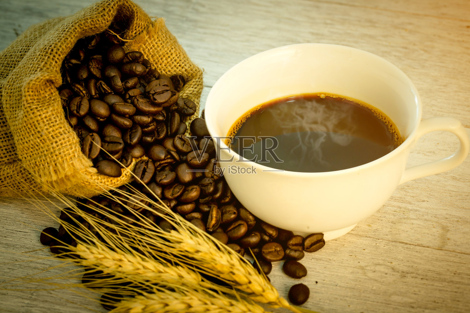 咖啡豆,咖啡杯放在木桌上照片摄影图片