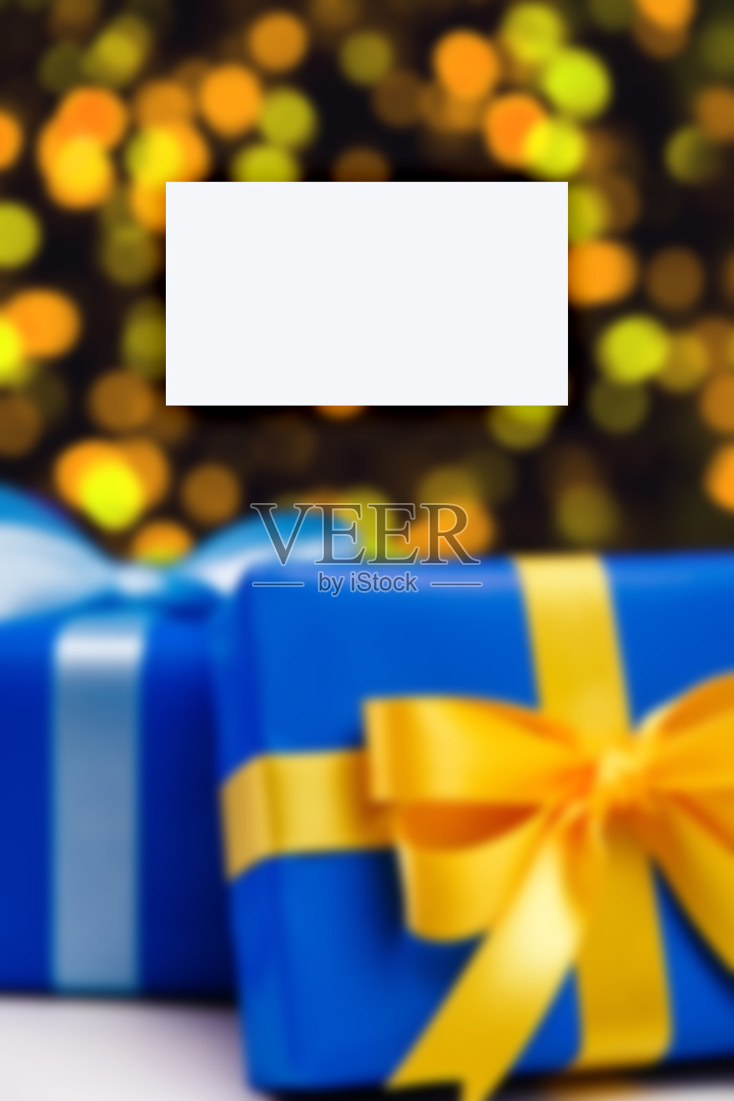 名片模型。礼盒上模糊不清。照片摄影图片