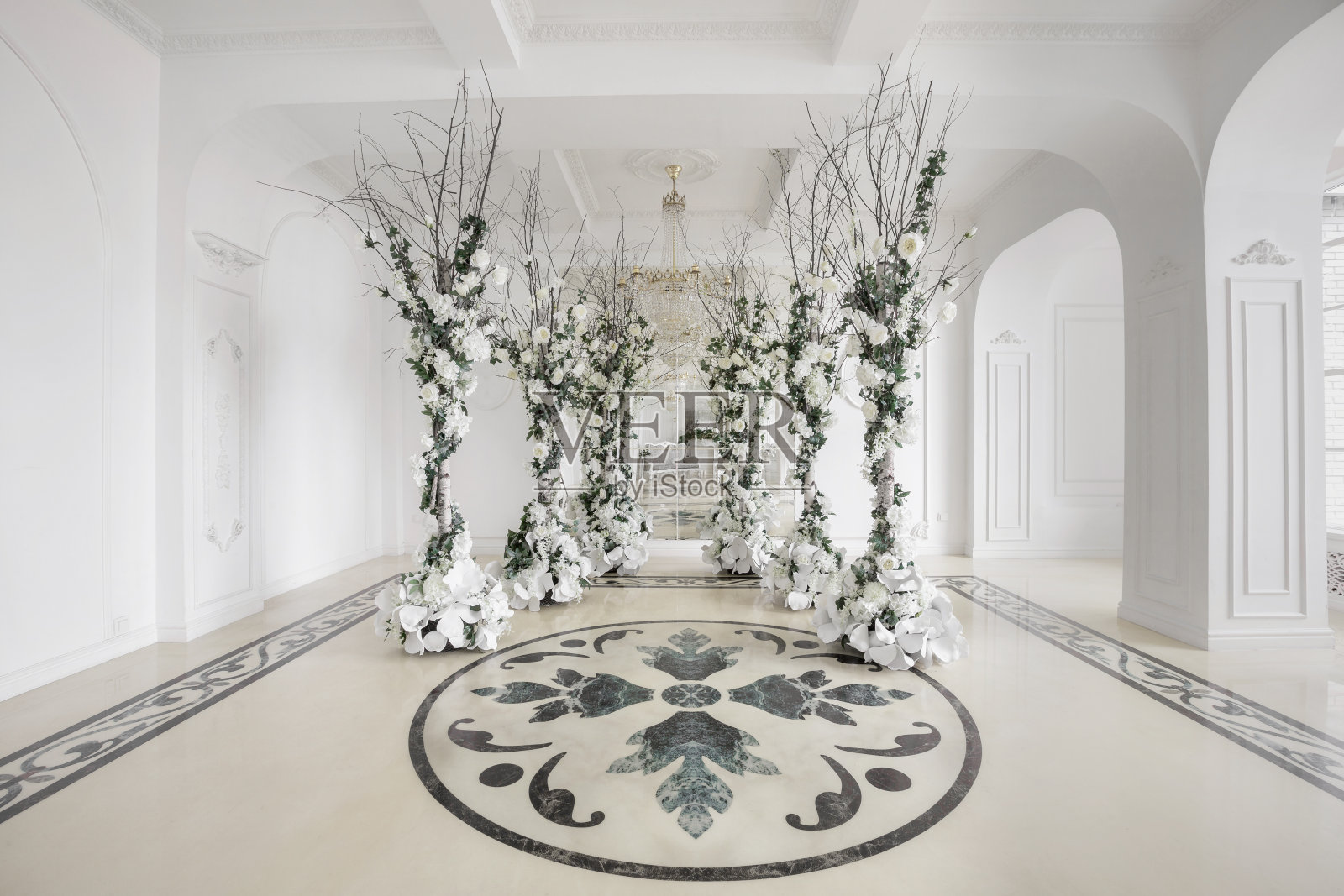 豪华复古内饰,带有贵族风格的镜子照片摄影图片