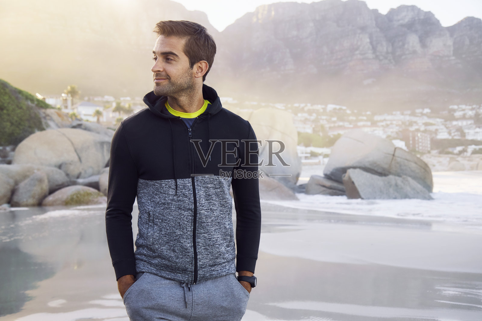 海滩上微笑的家伙照片摄影图片