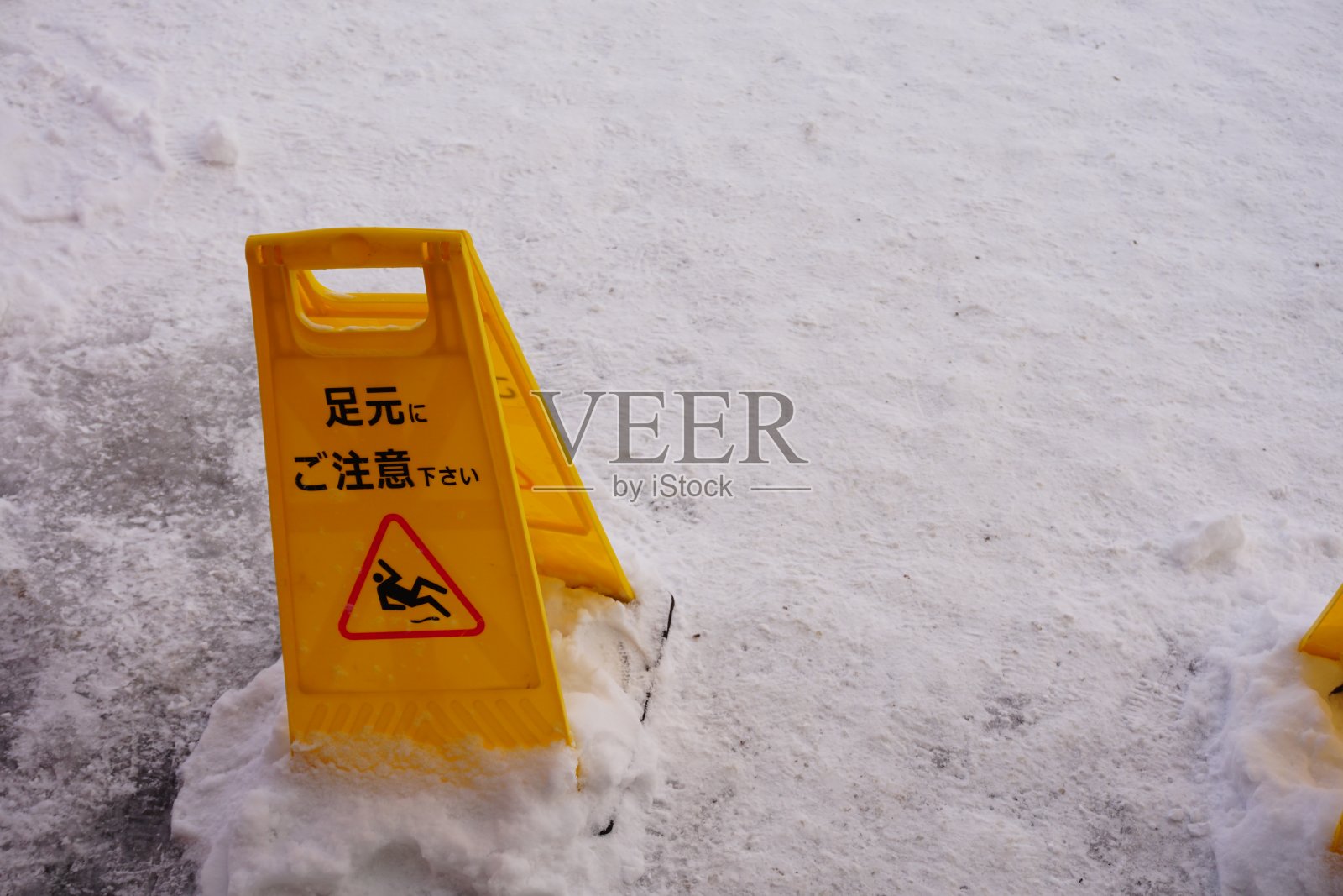 警告标签很滑。照片摄影图片