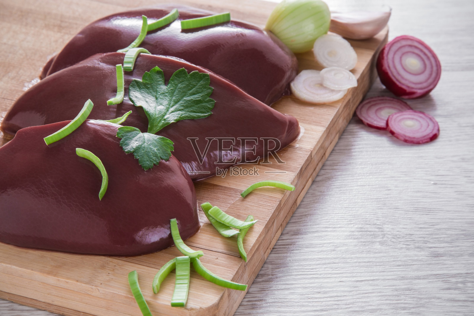 肝脏在厨房的木板上。健康饮食。照片摄影图片