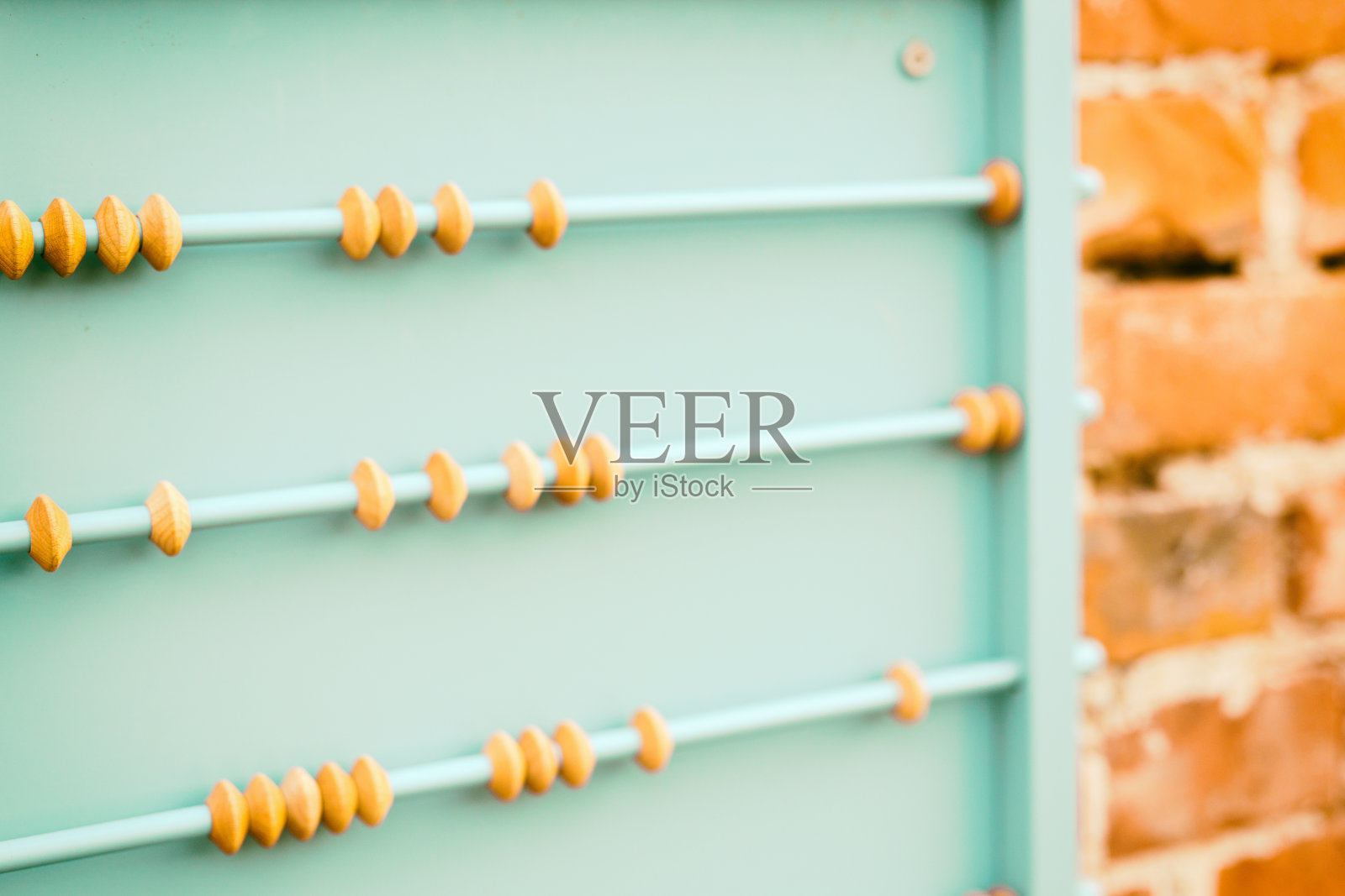 算盘在墙壁上照片摄影图片