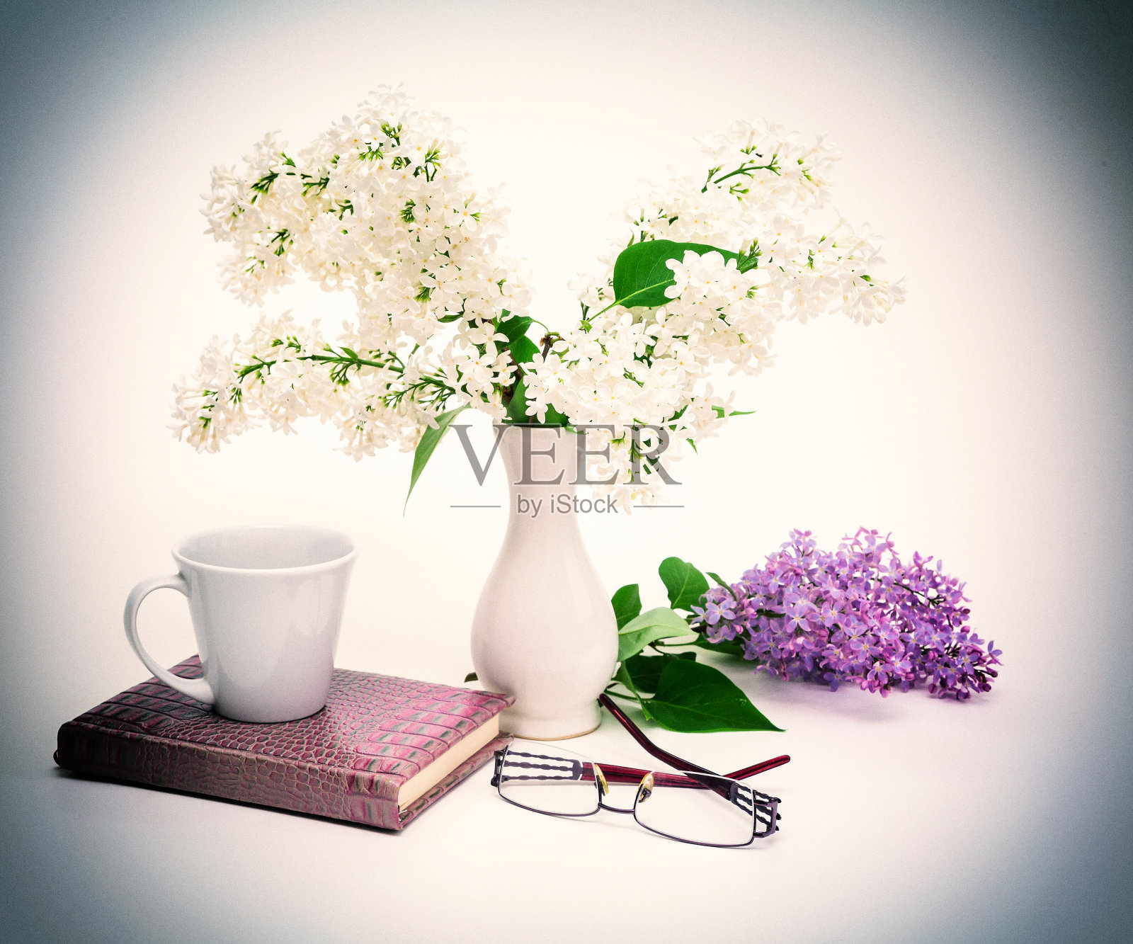 一杯淡紫色的咖啡照片摄影图片