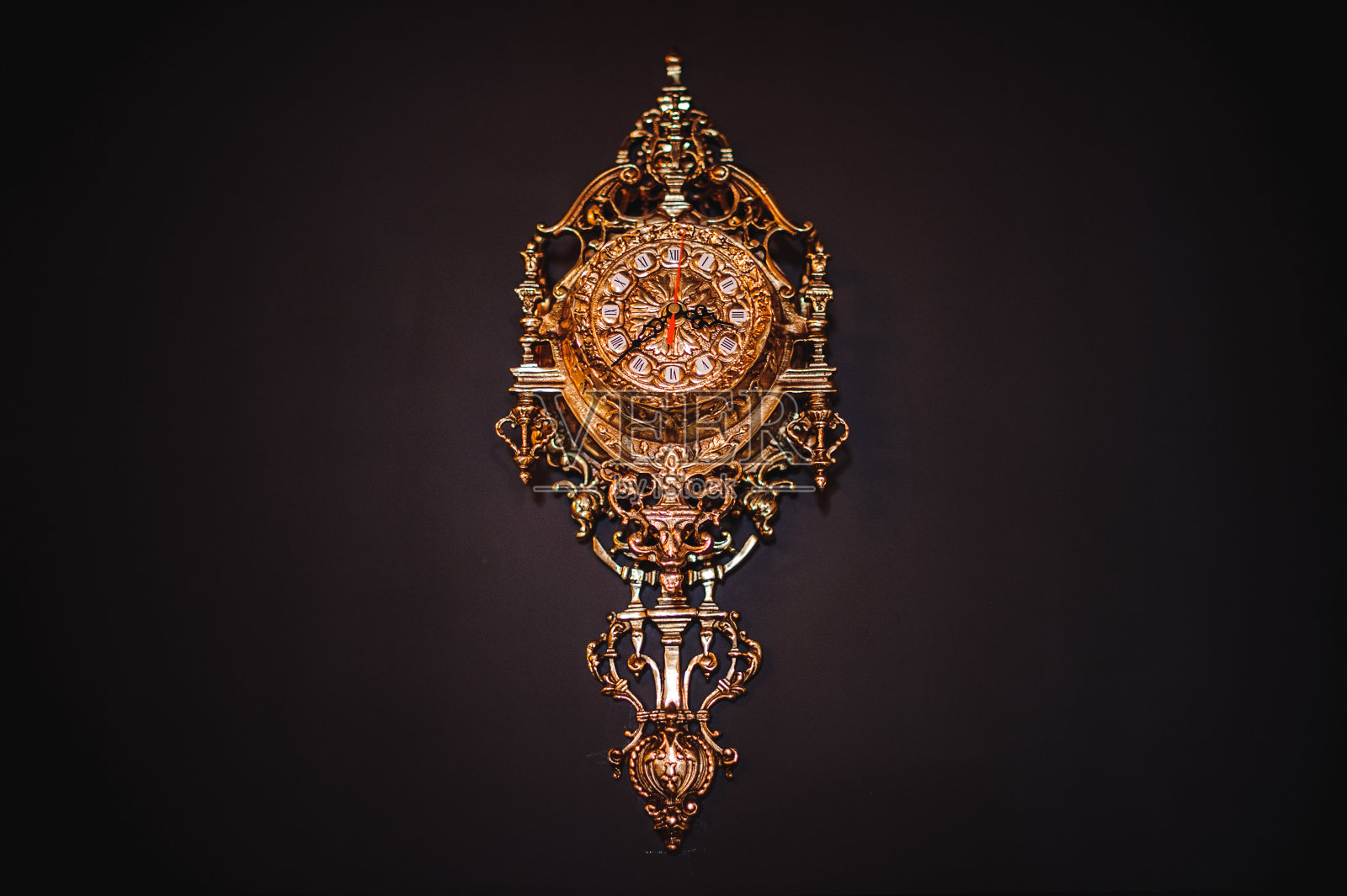 黑色背景上漂亮的老式挂钟照片摄影图片