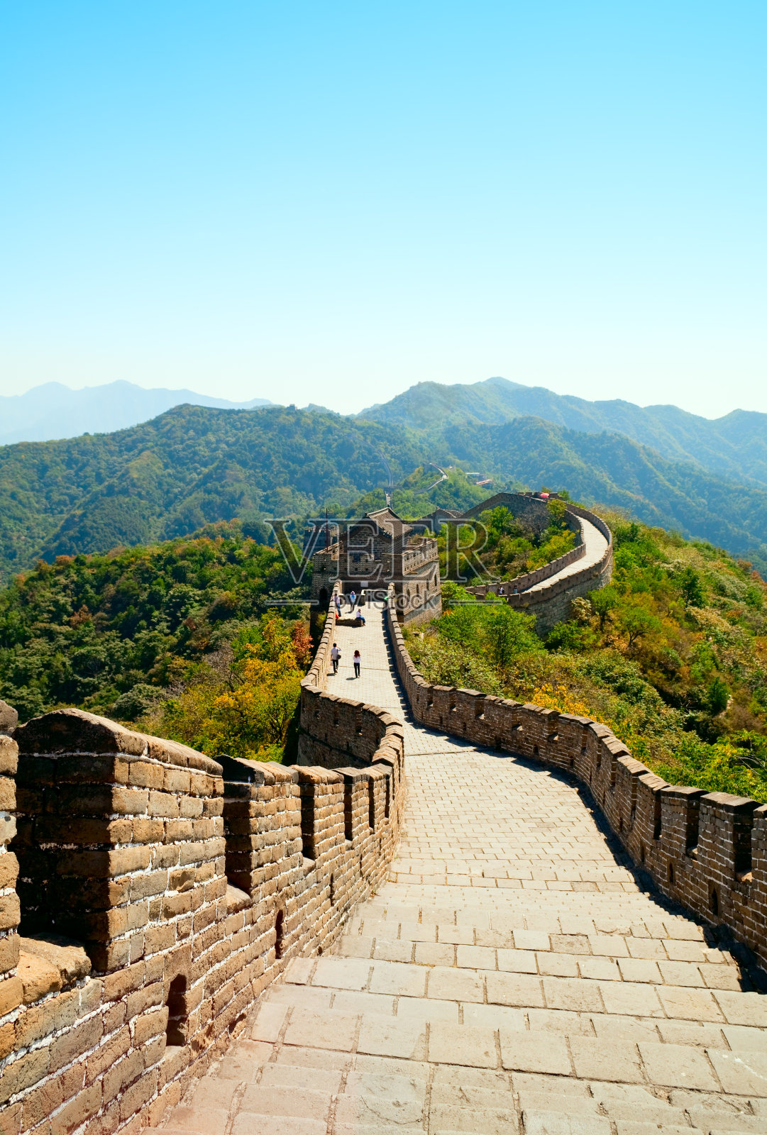 远眺长城和远处的山脉照片摄影图片