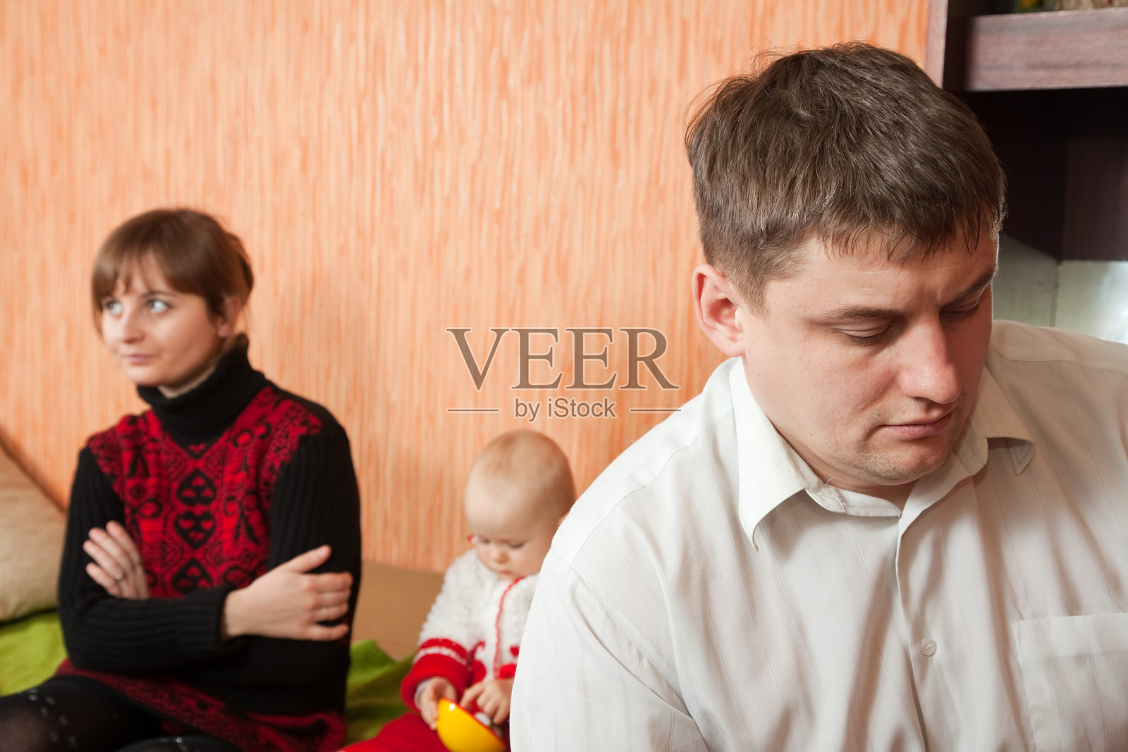 年轻夫妇在家争吵照片摄影图片