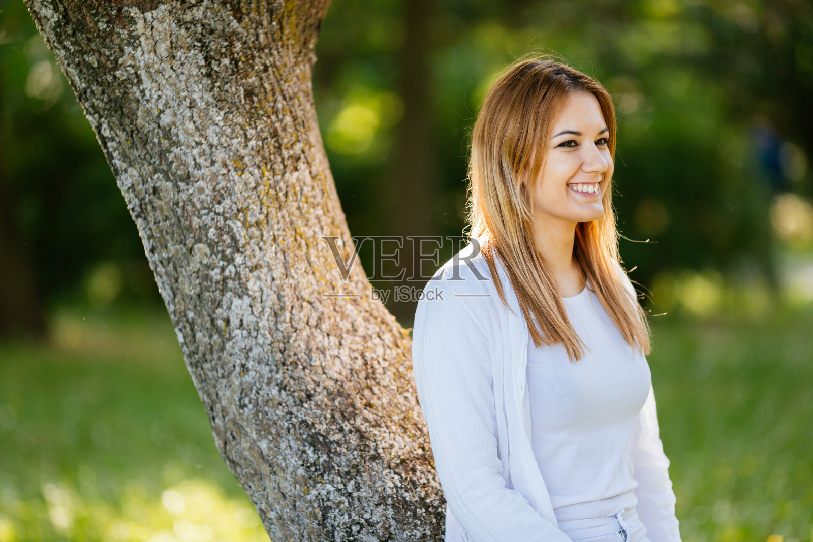 美丽的黑发摆姿势和微笑的自然照片摄影图片