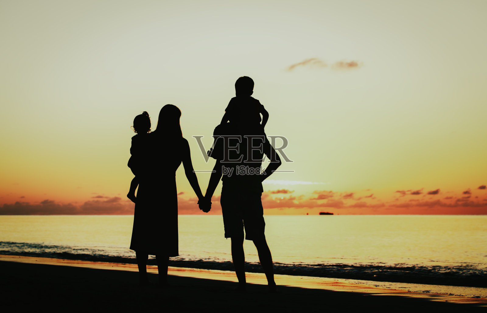 幸福的家庭和两个孩子在日落时玩耍照片摄影图片