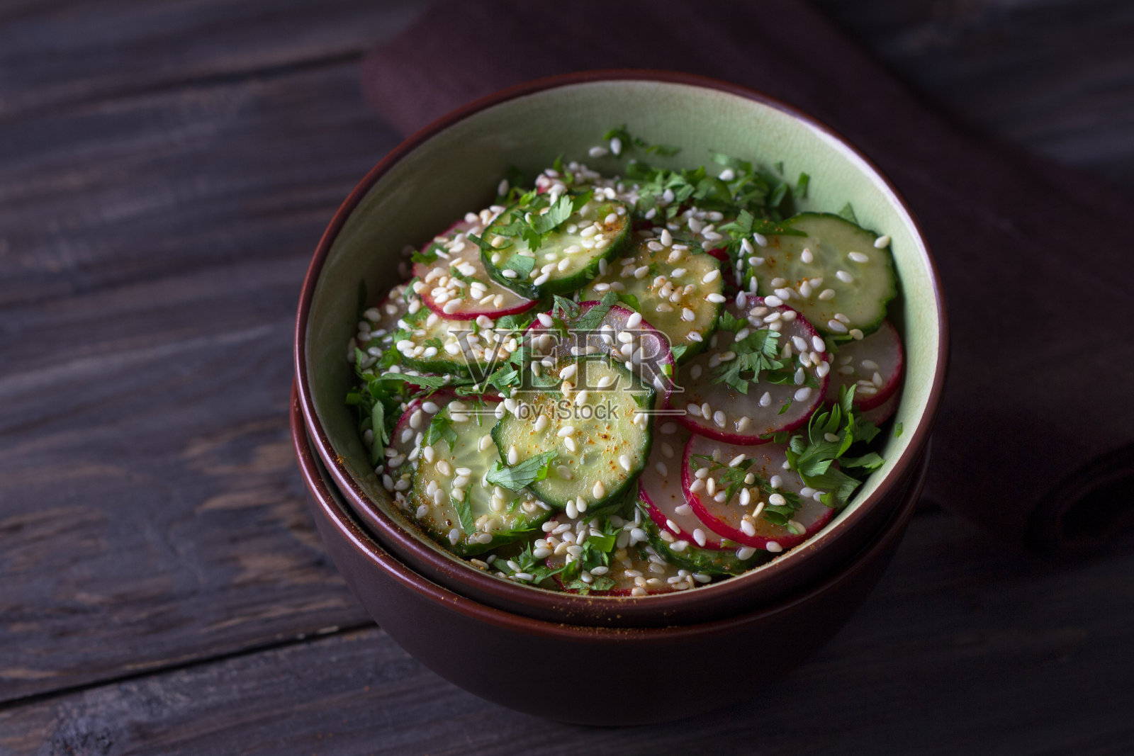 用萝卜、黄瓜、香菜和芝麻做成的东方沙拉照片摄影图片