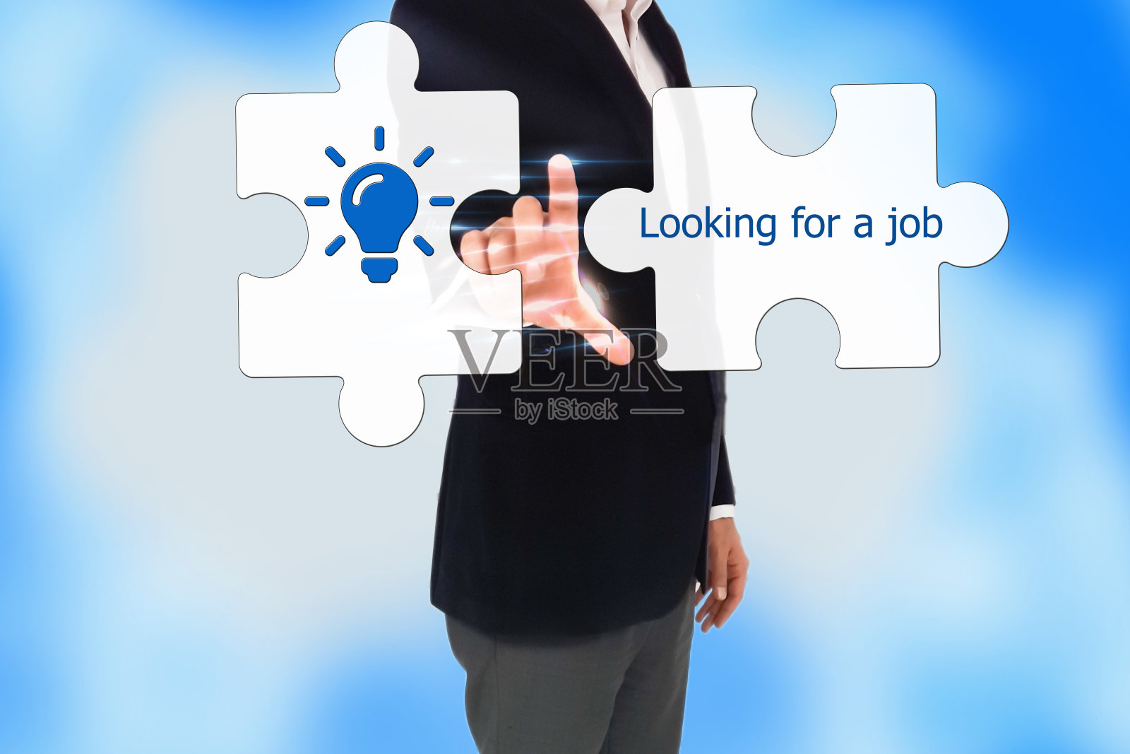 商人按下虚拟屏幕上的“寻找工作”按钮,拼图按钮照片摄影图片