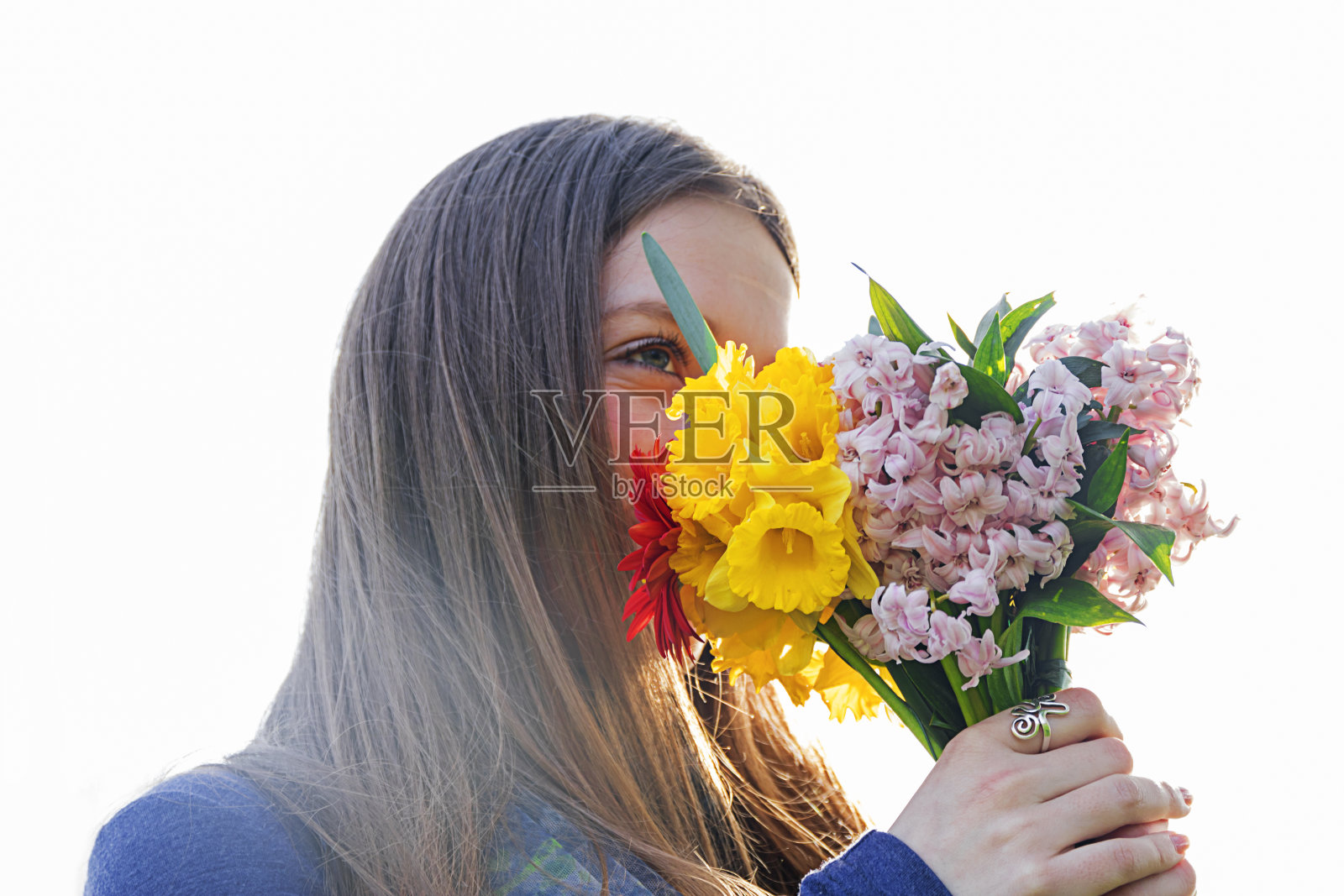 品尝着她的花束的芳香照片摄影图片