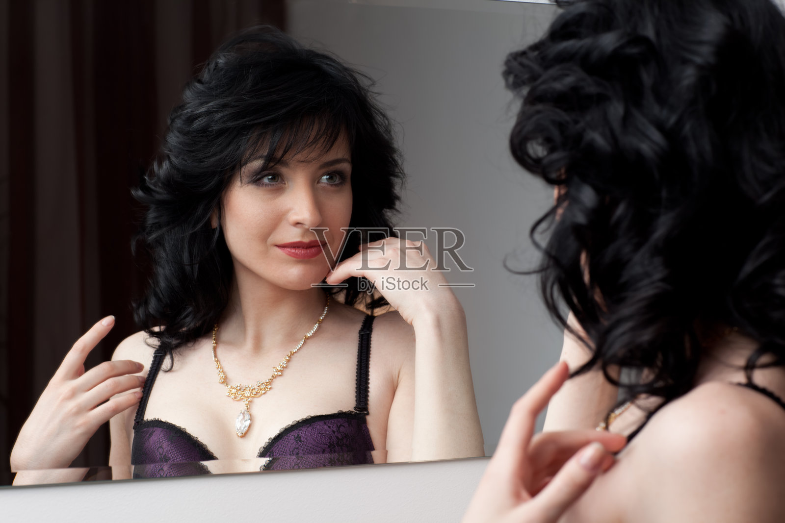 年轻女子试戴一条项链照片摄影图片