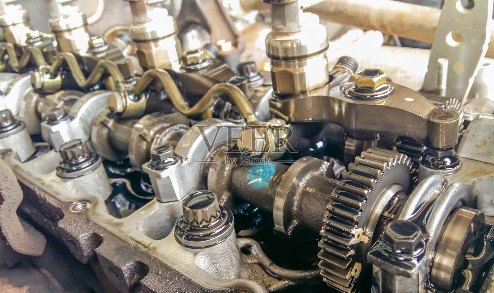 靠近汽车引擎内部照片摄影图片