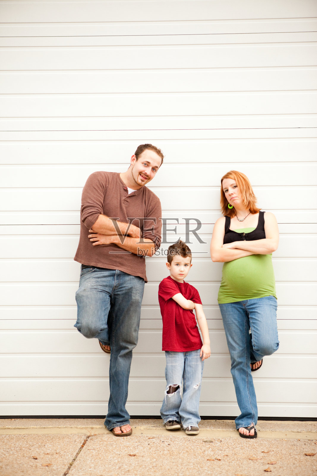 彩色图像,年轻的三口之家站在外面照片摄影图片