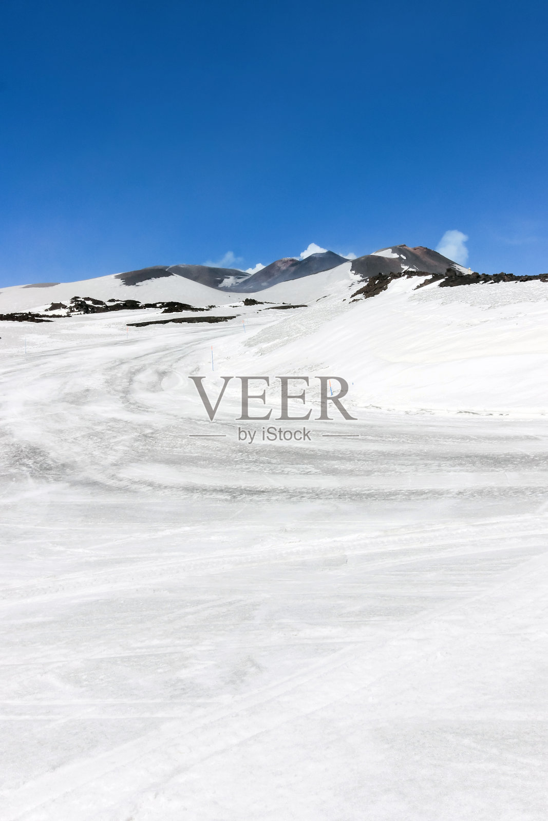 埃特纳山上的雪和蓝天照片摄影图片