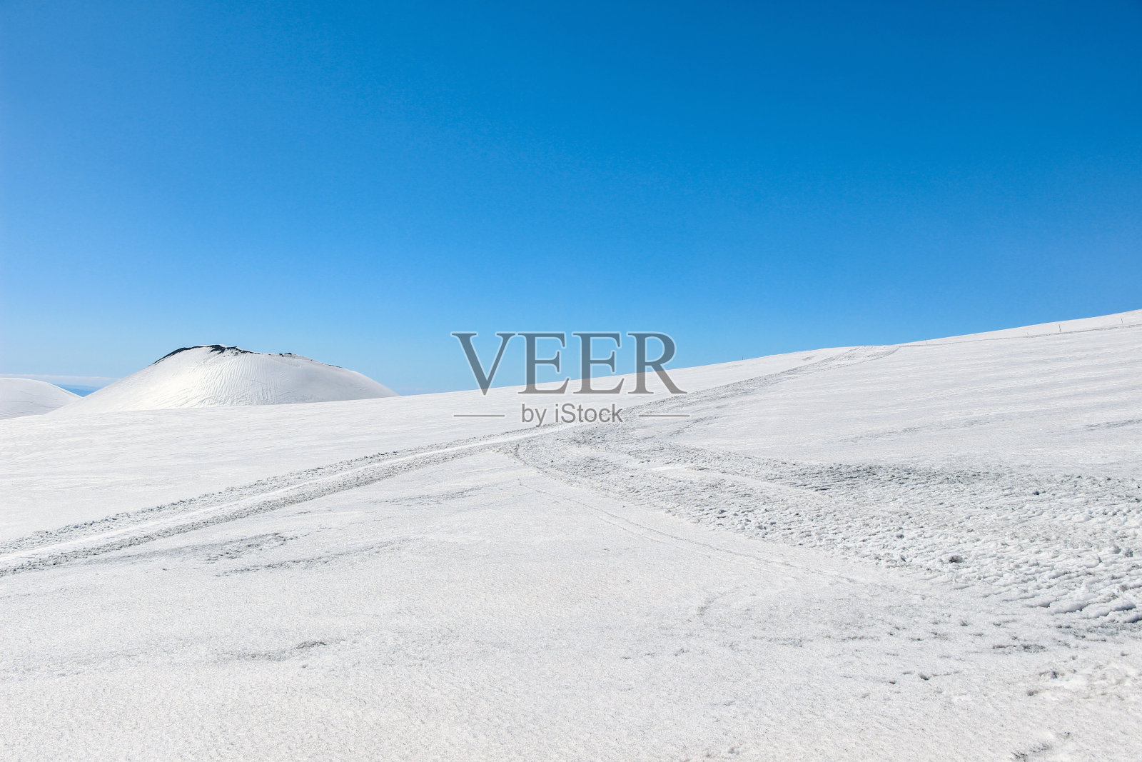 埃特纳山上被雪覆盖的火山口照片摄影图片