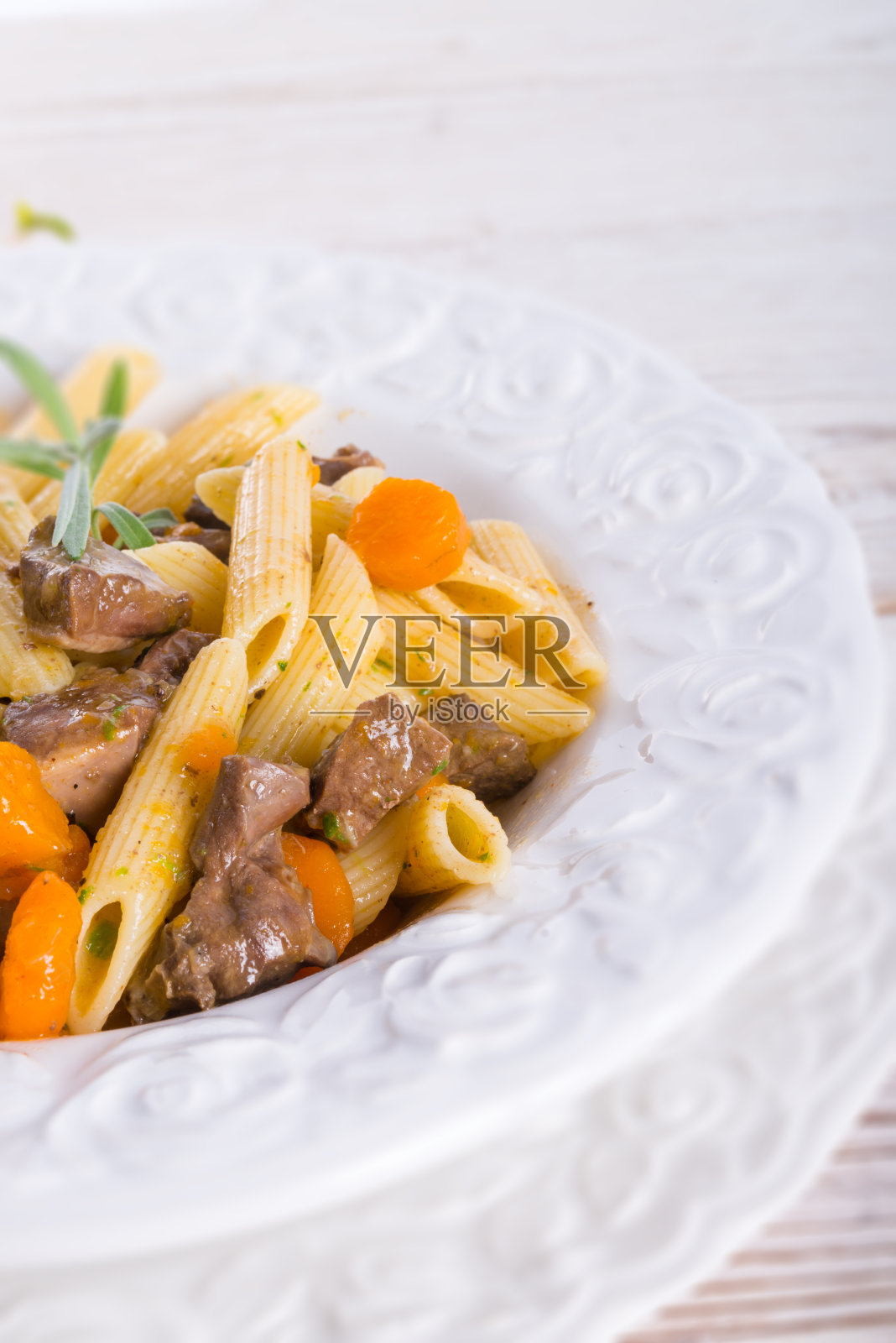 管状面与菜炖牛肉照片摄影图片