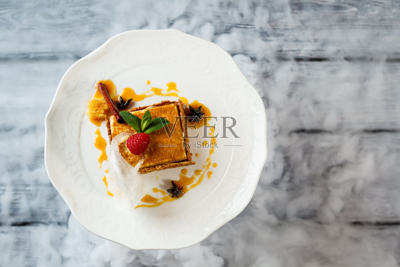 蛋糕上的薄荷叶。照片摄影图片