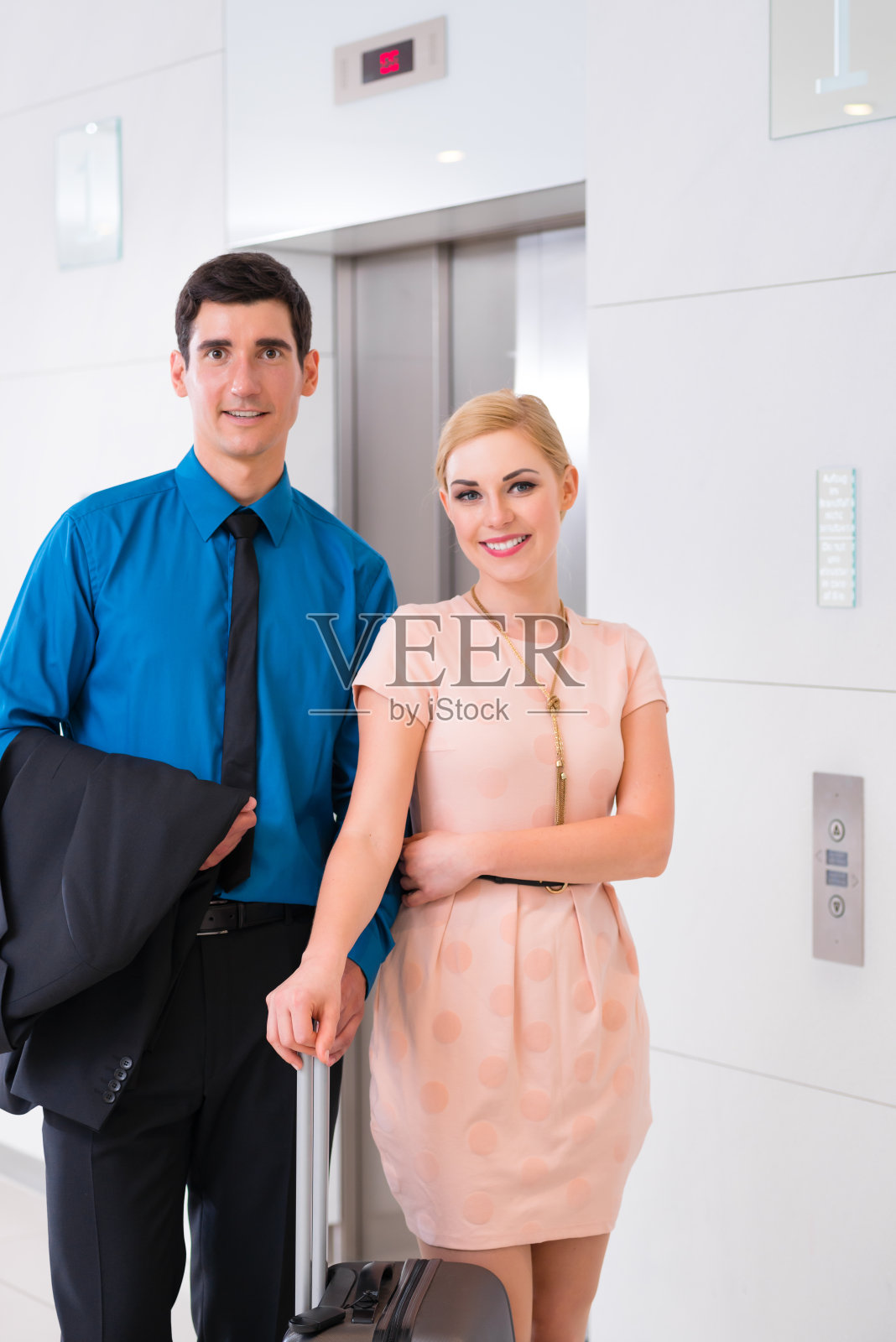 夫妇等酒店电梯或电梯照片摄影图片
