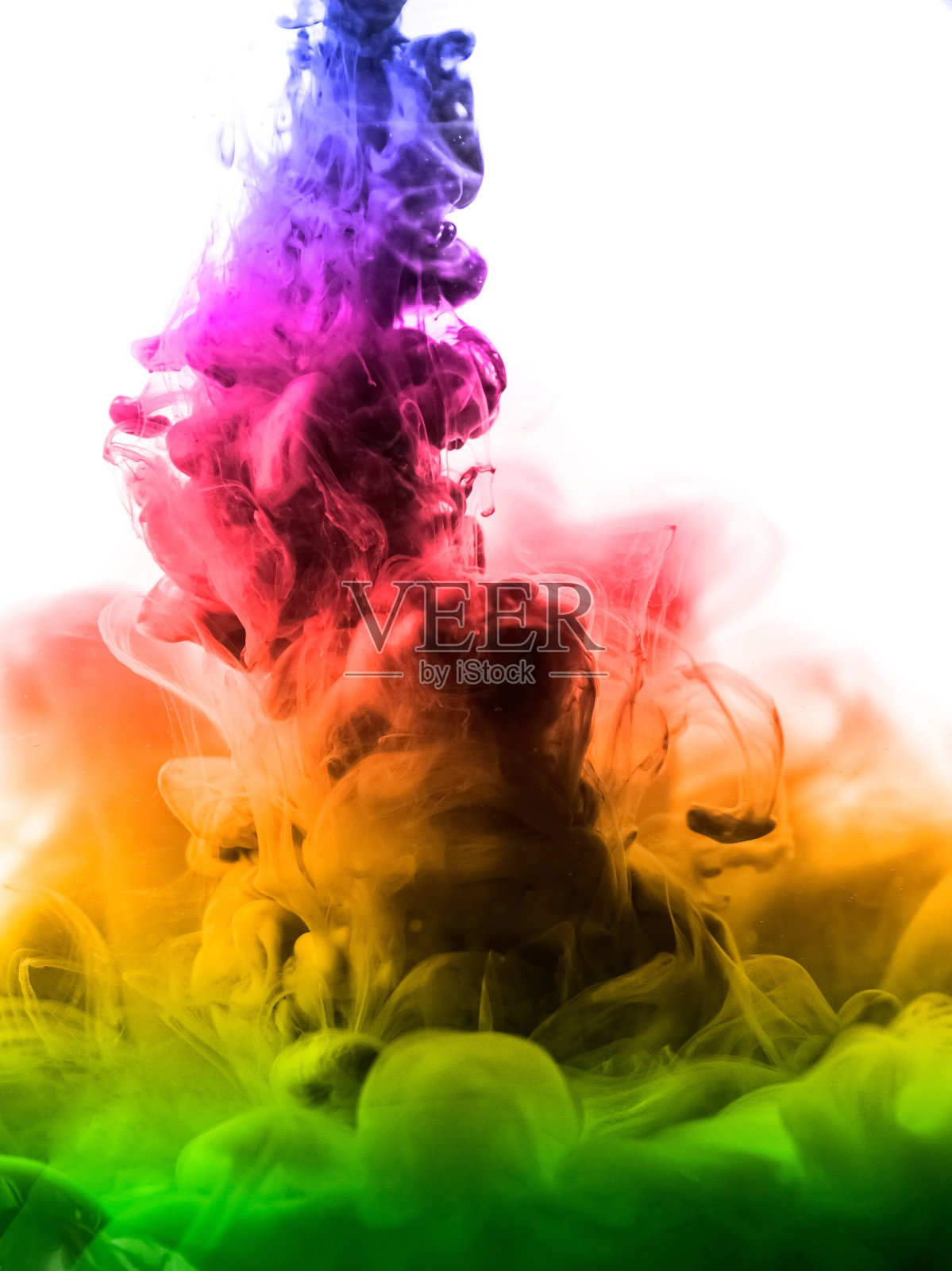 丙烯酸颜料和油墨在水中。抽象的背景帧。孤立在白色的。照片摄影图片