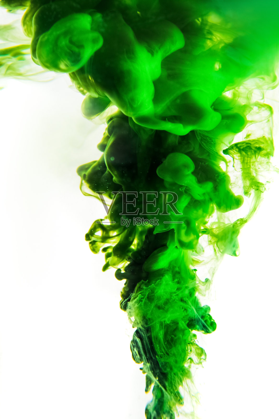 丙烯酸颜料和油墨在水中。抽象的背景帧。孤立在白色的。照片摄影图片