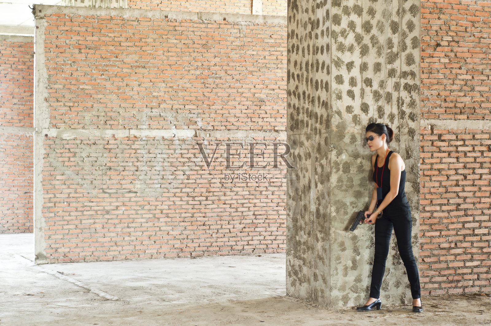 美丽的亚洲女警察在行动。照片摄影图片