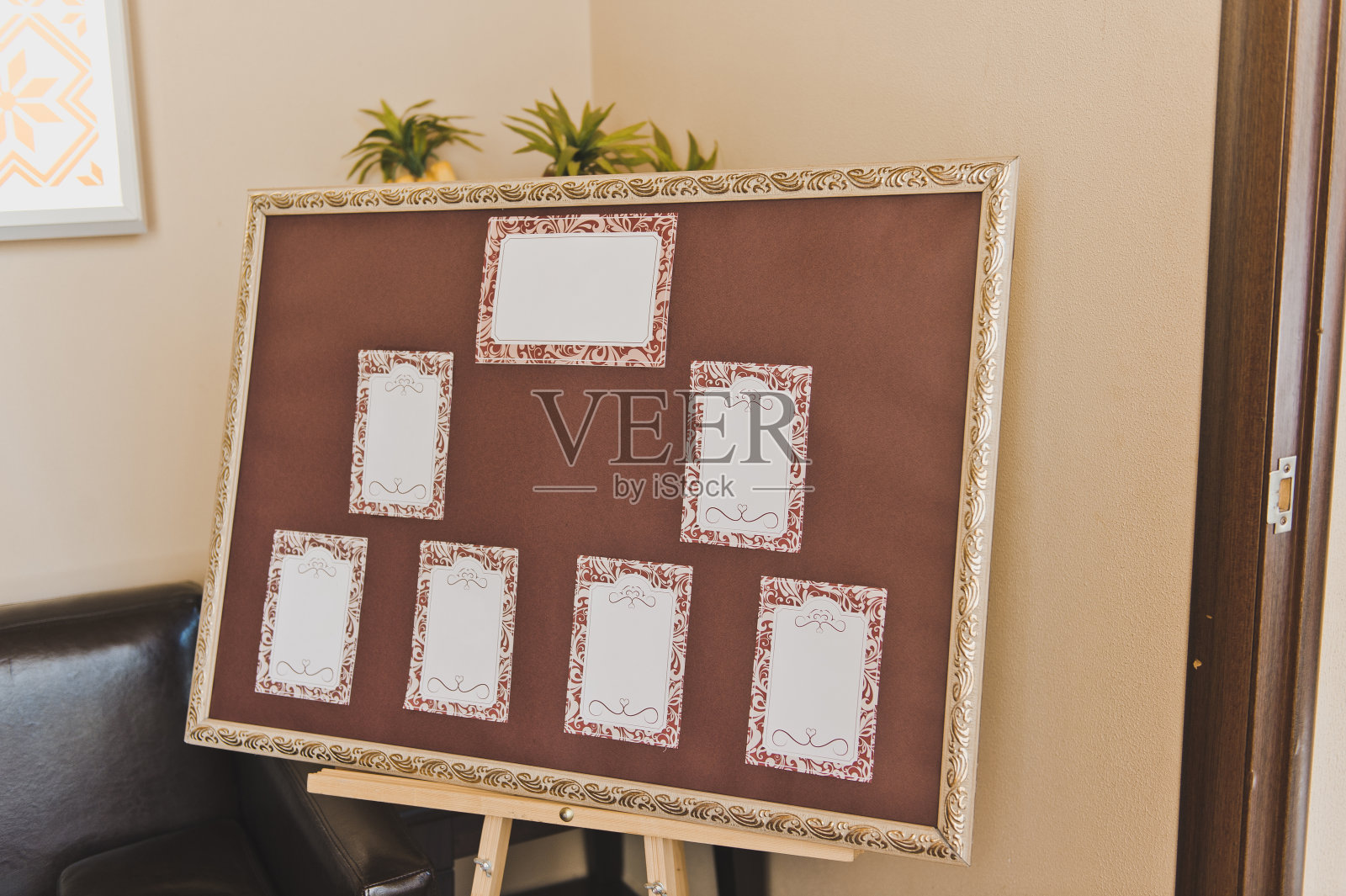 树叶堆在黑板上。照片摄影图片