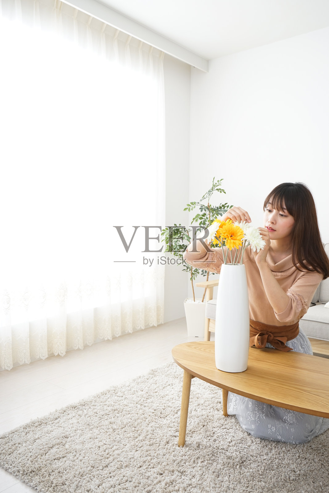 有花的年轻女子照片摄影图片