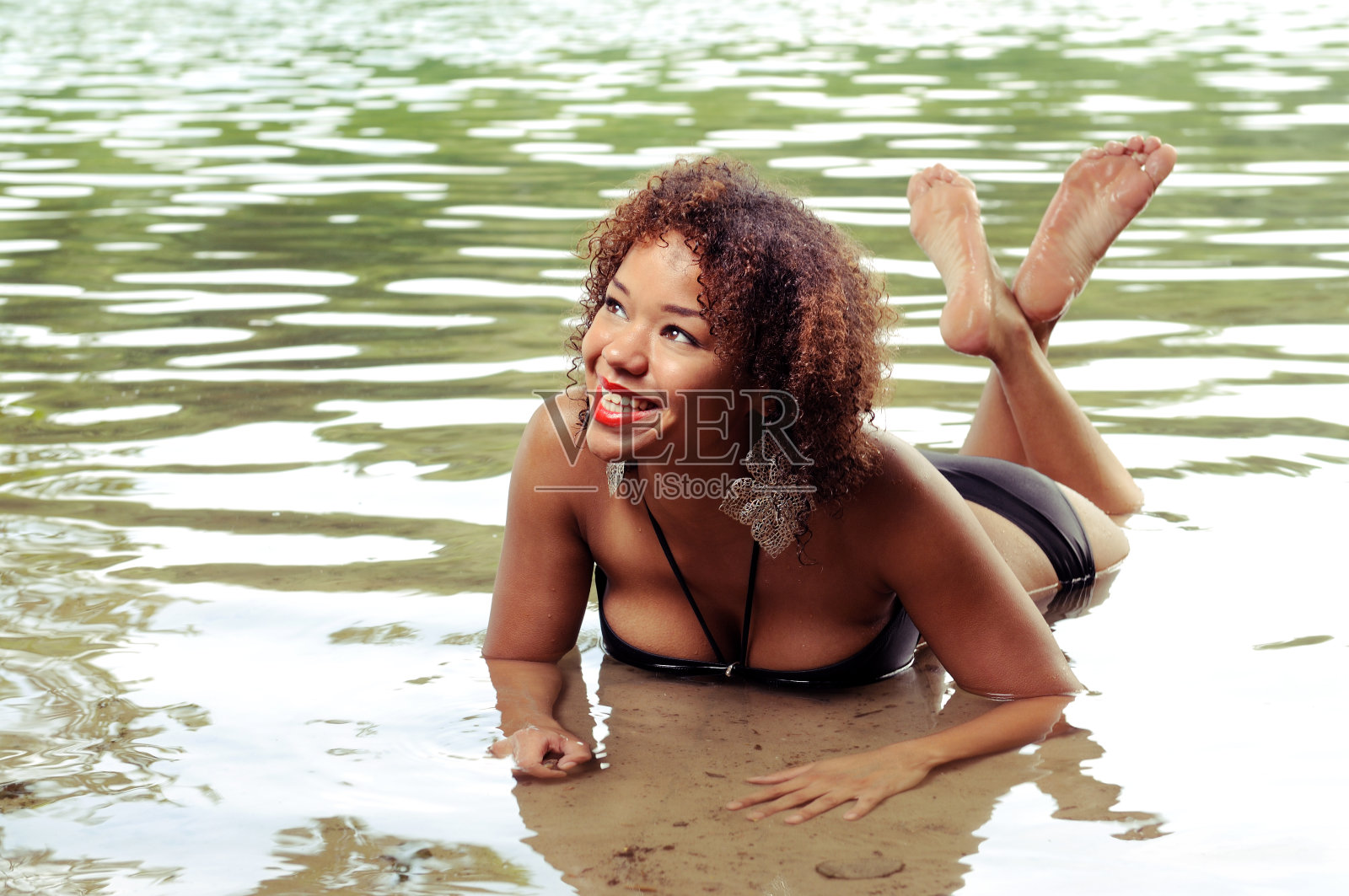 美丽开朗的民族模特在比基尼照片摄影图片