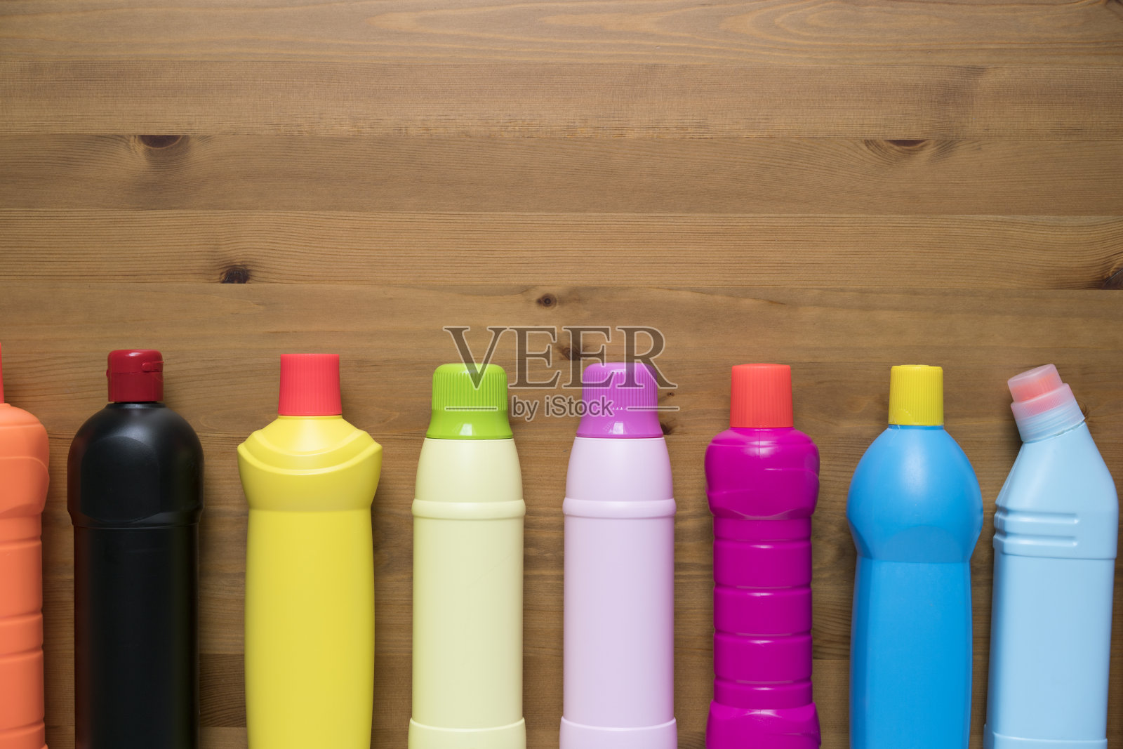 木桌上的家用清洁产品照片摄影图片