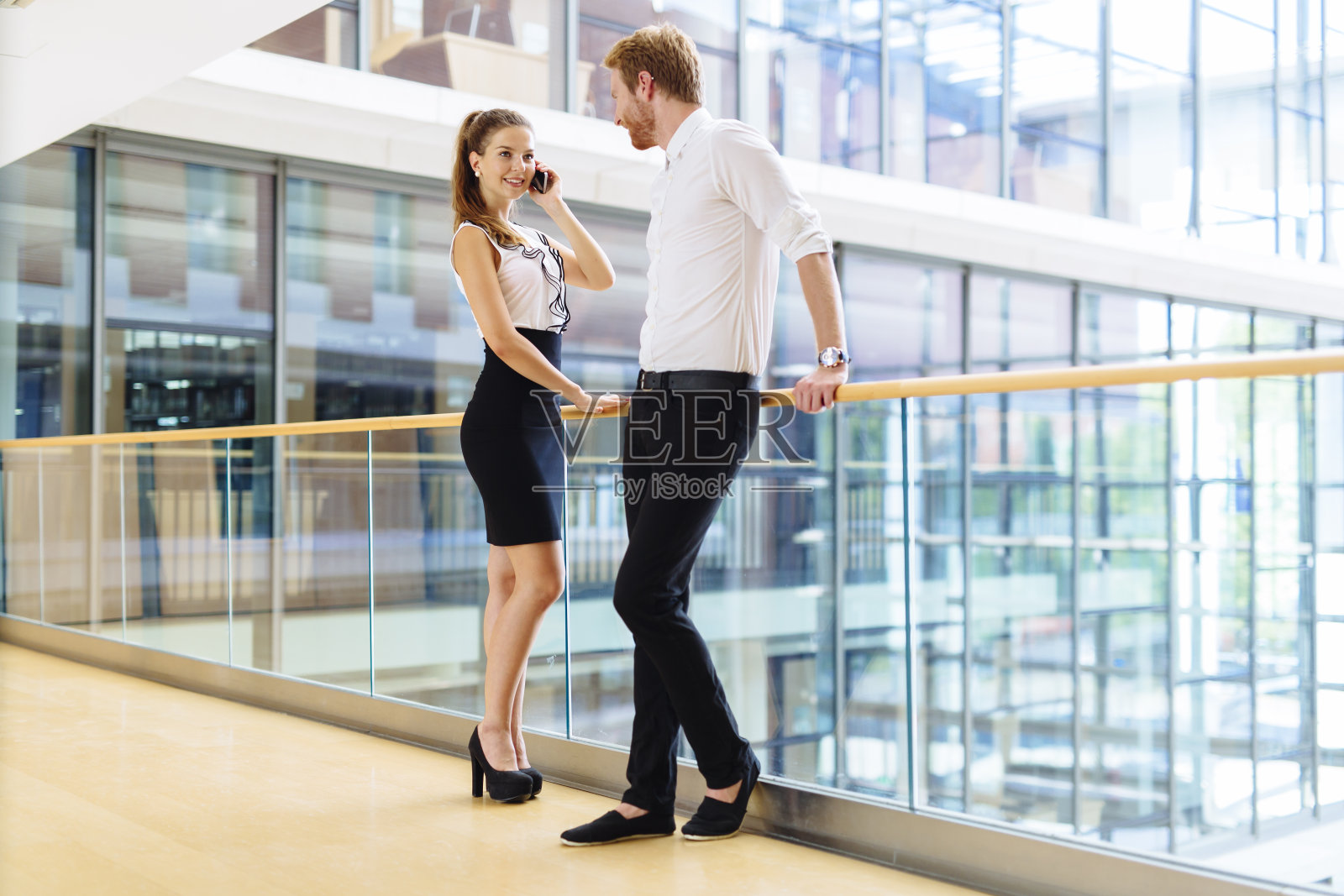 商务人士休息和使用电话照片摄影图片