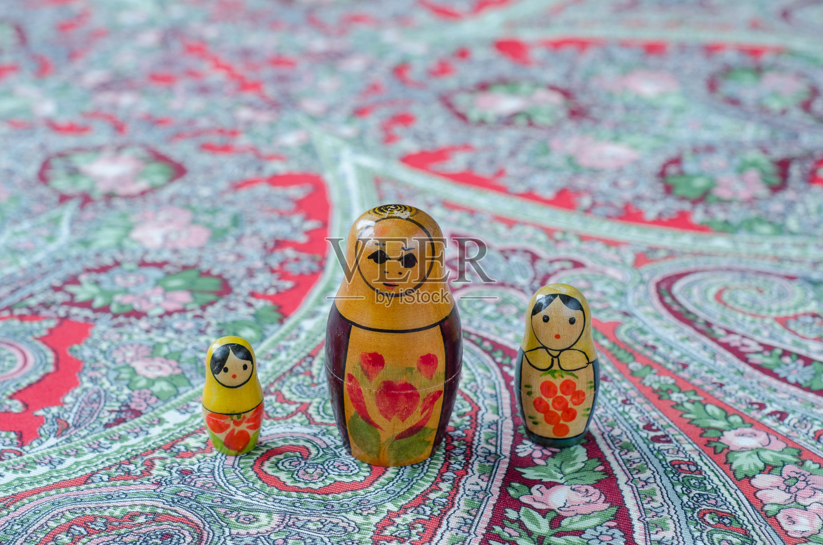 俄罗斯套娃上的传统手帕。照片摄影图片