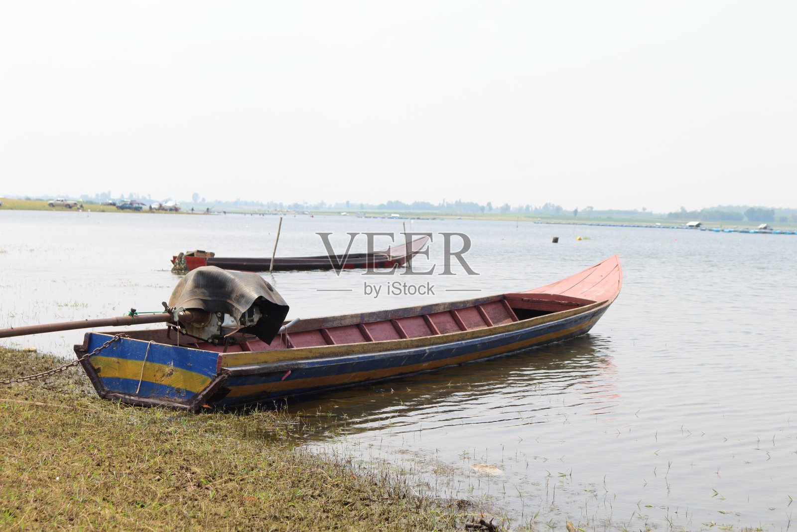 泰国河上的长尾船照片摄影图片