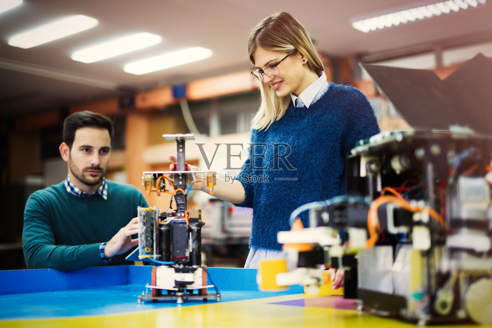 工程和机器人学生的项目照片摄影图片