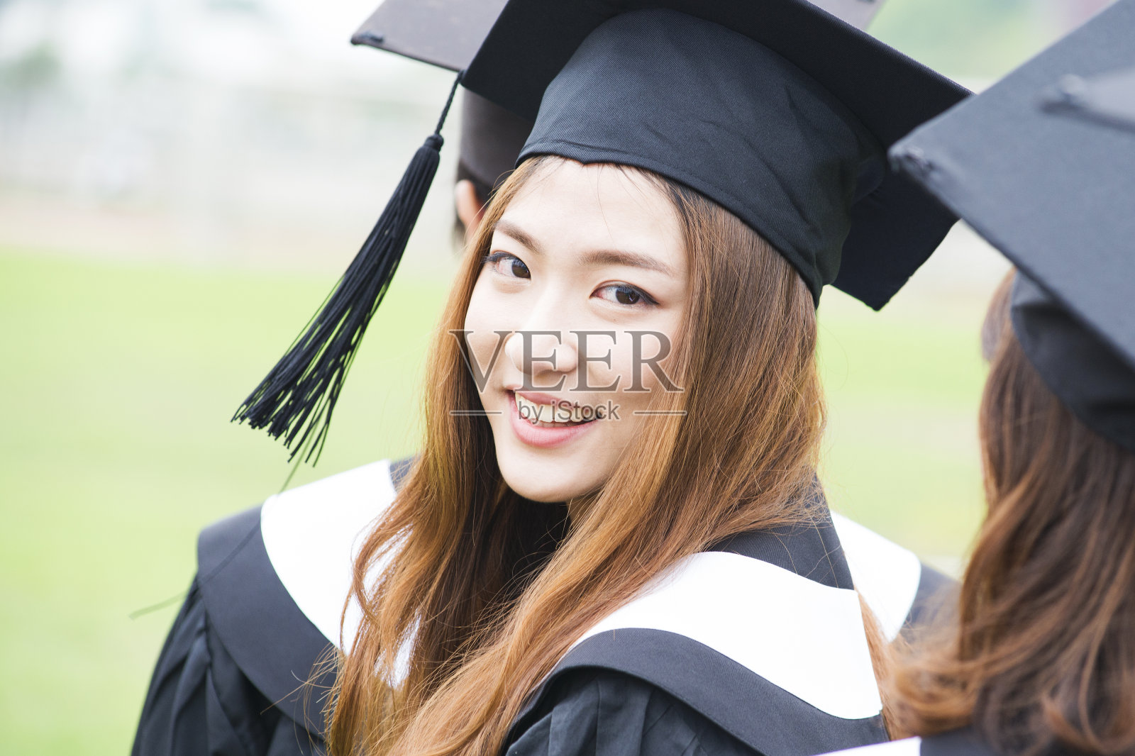 一群成功的学生在他们的毕业日照片摄影图片