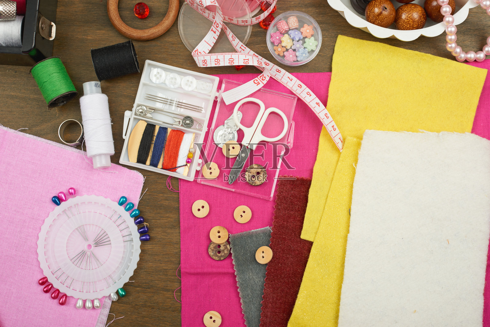 缝纫配件俯视图,女裁缝工作场所,许多对象的针线活,刺绣和手工艺照片摄影图片